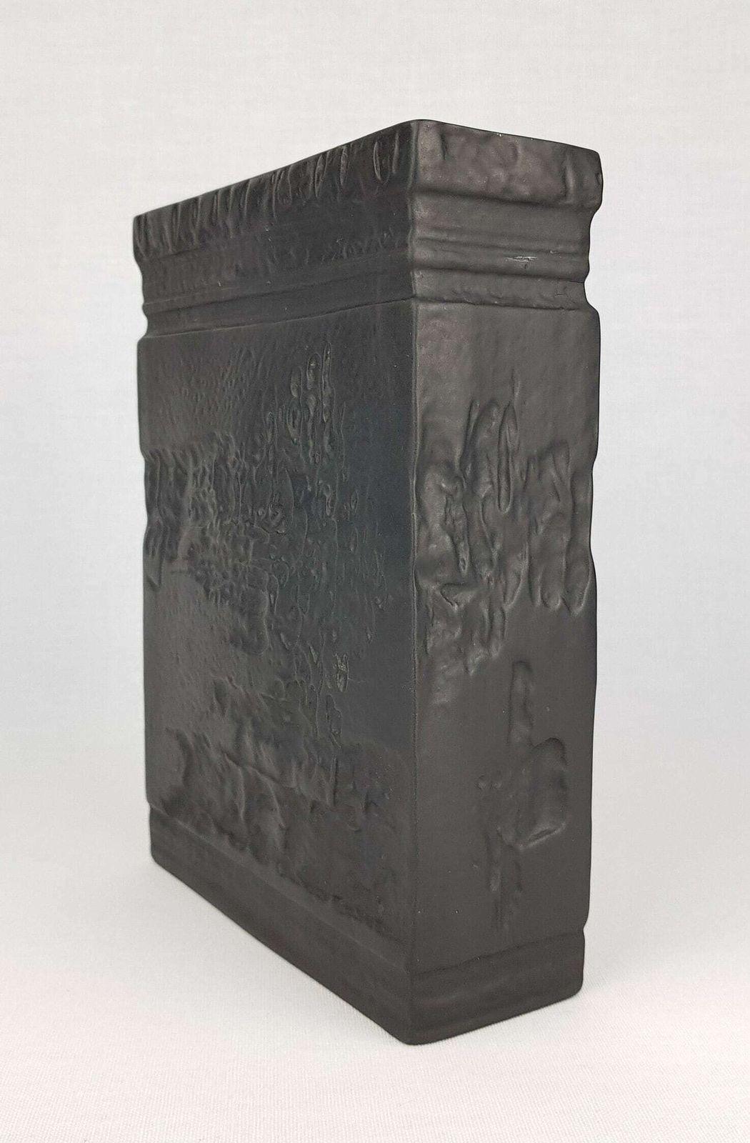 Vintage Rosenthal Black Matte Porcelain China Vase With Relief Decor By Martin Freyer Studio Linie Porcelaine Noire 1960 70s photo Home Decor
