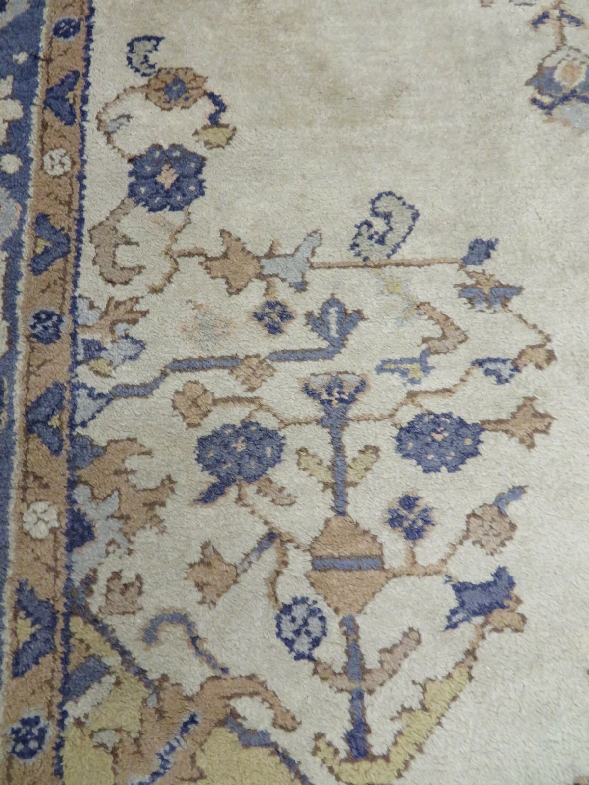 photo vintage Antique Ivory Ground Ushak Oushak Carpet With Medallion. 312cm X 276cm.