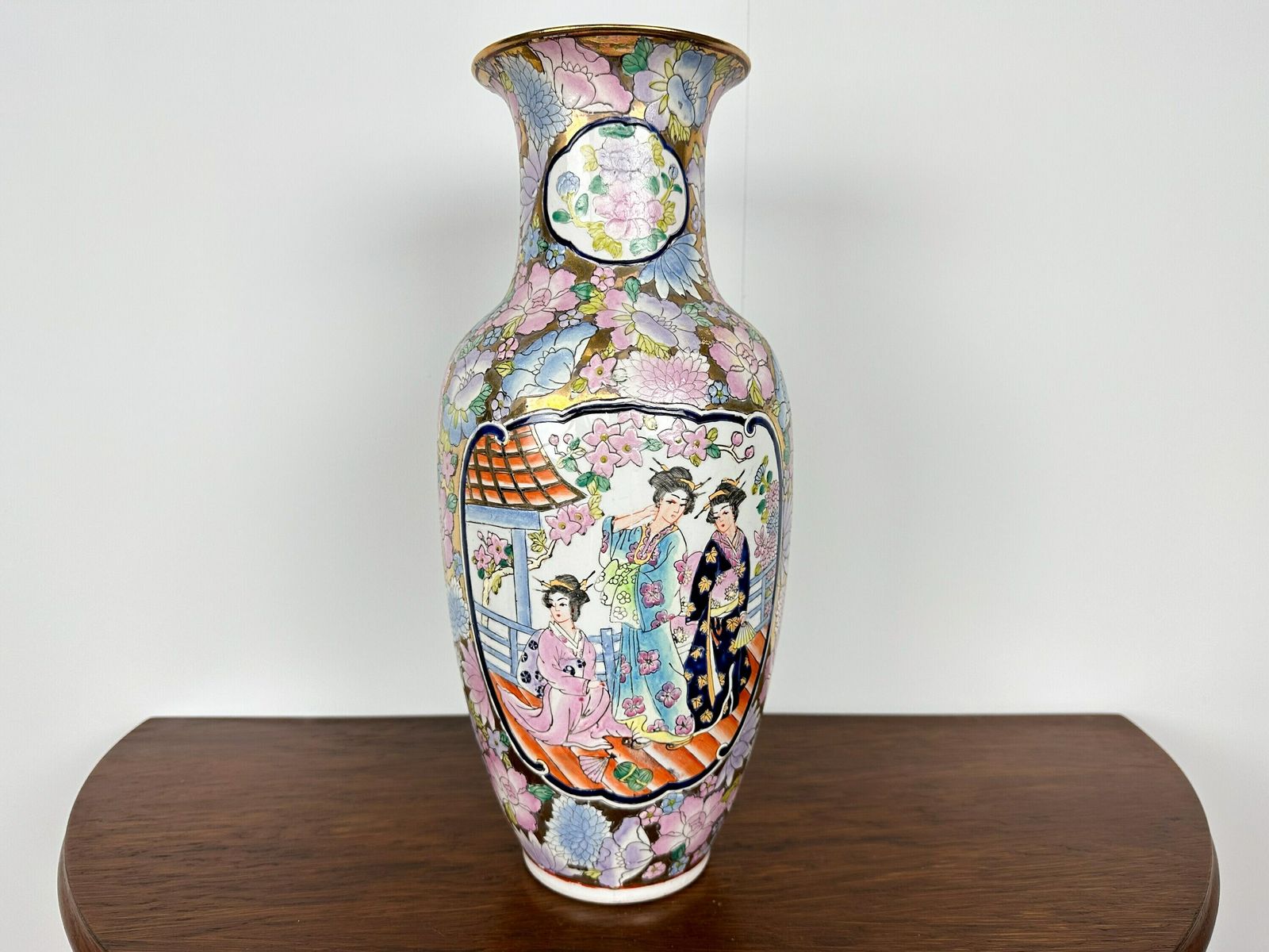 Vintage Chinese Famille Rose Vase, Famille Rose Medallion Vase, Chinoiserie Vase, Mille Fleur Vase photo vintage