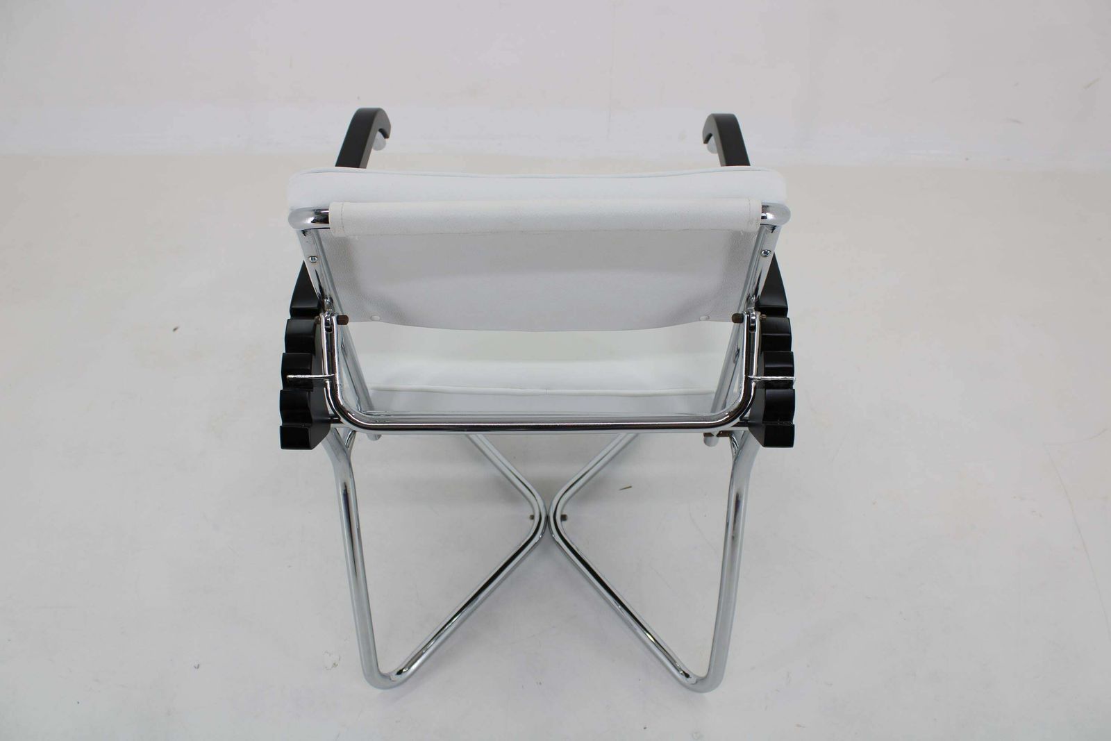 photo vinterior 1940s Rare Restored Bauhaus Chrome Plated Adjustable Armchair In White Leather