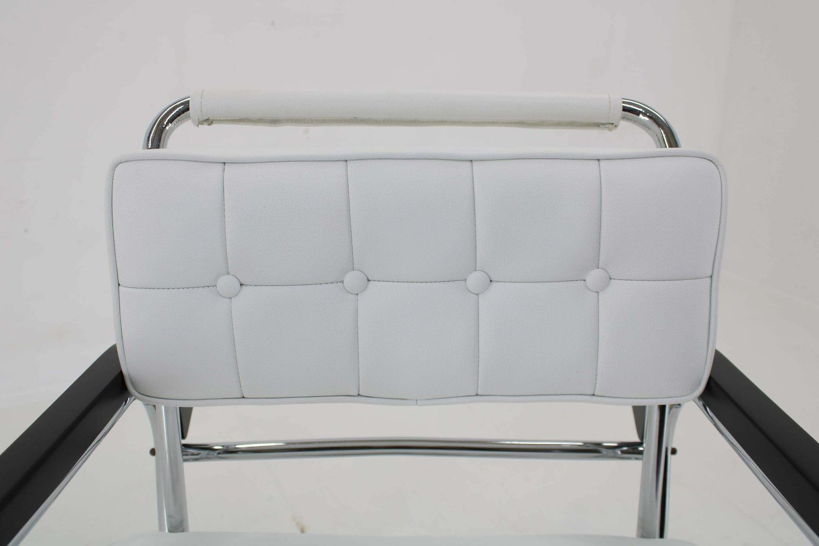 photo vintage 1940s Rare Restored Bauhaus Chrome Plated Adjustable Armchair In White Leather