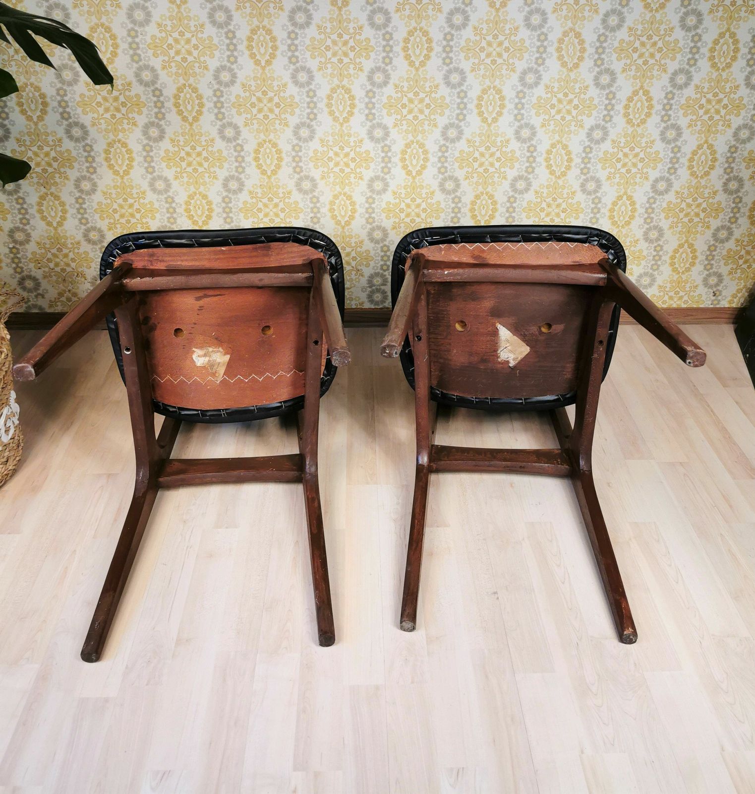 Set Of 2 Vintage Wooden Dining Chair With Faux Leather Seat / Made In Yugoslavia 1970s By "šipad", Original photo vintage