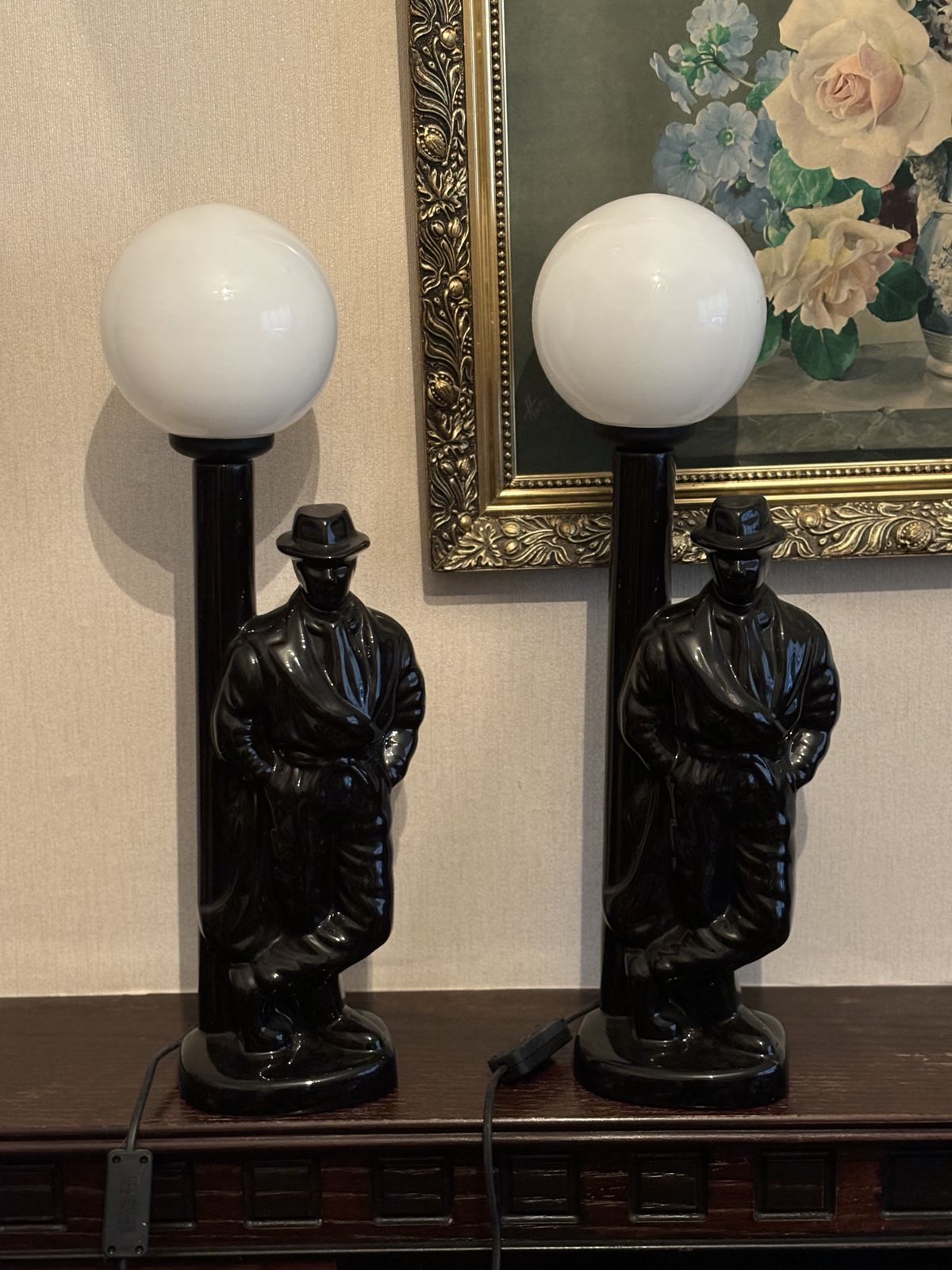 1980s Kitch Art Deco Revival Man At Lampost Ceramic Statue / Table Lamp