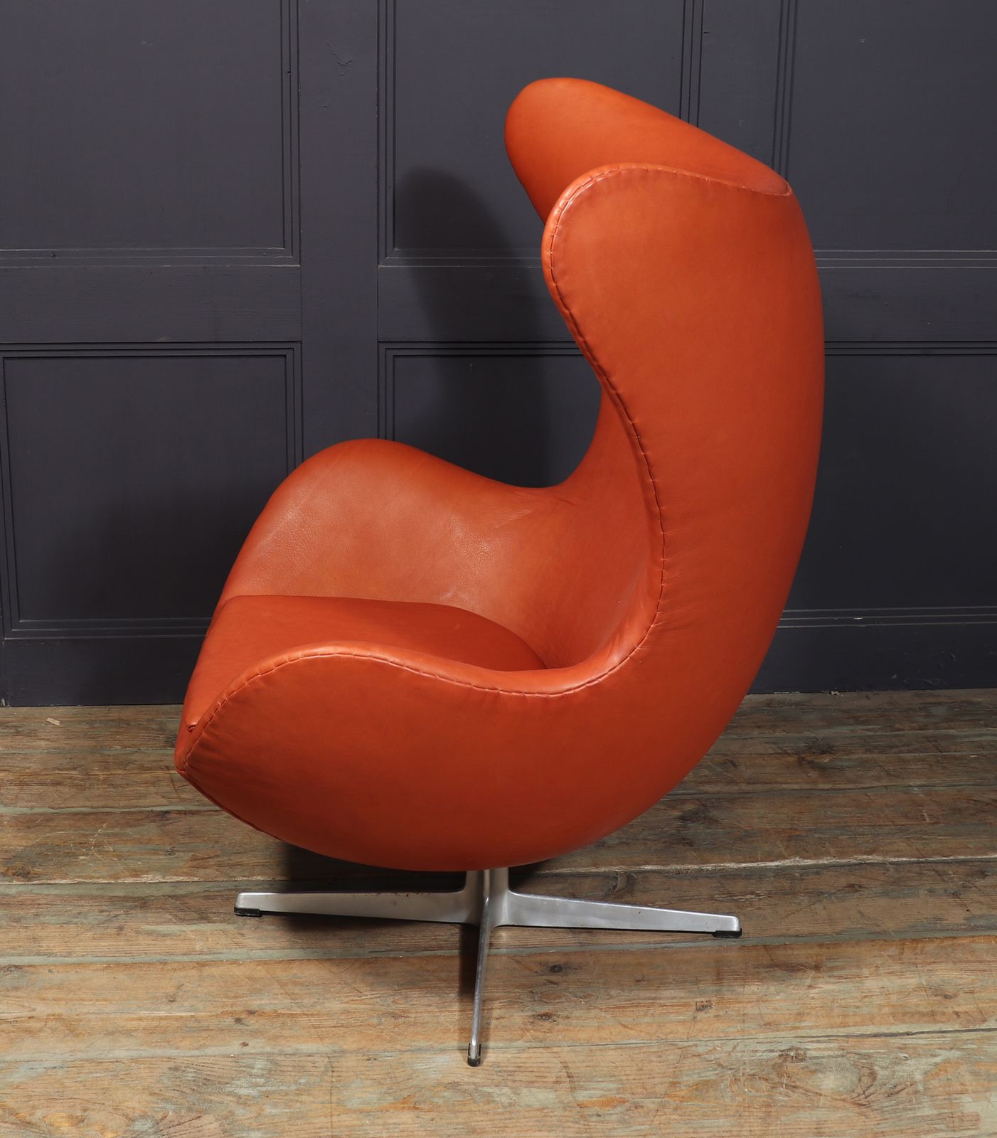 photo furniture Leather Egg Chair By Fritz Hansen