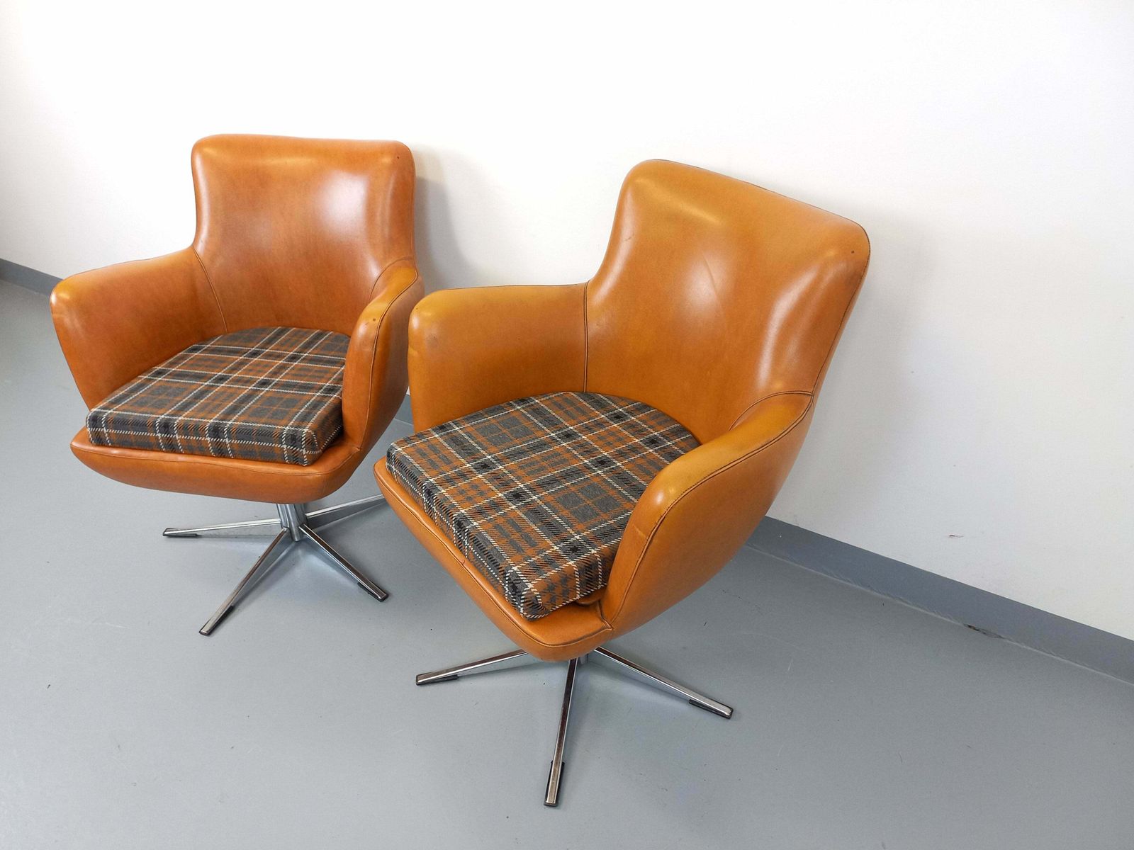 photo vinterior 2 fauteuils en similicuir, années 1970