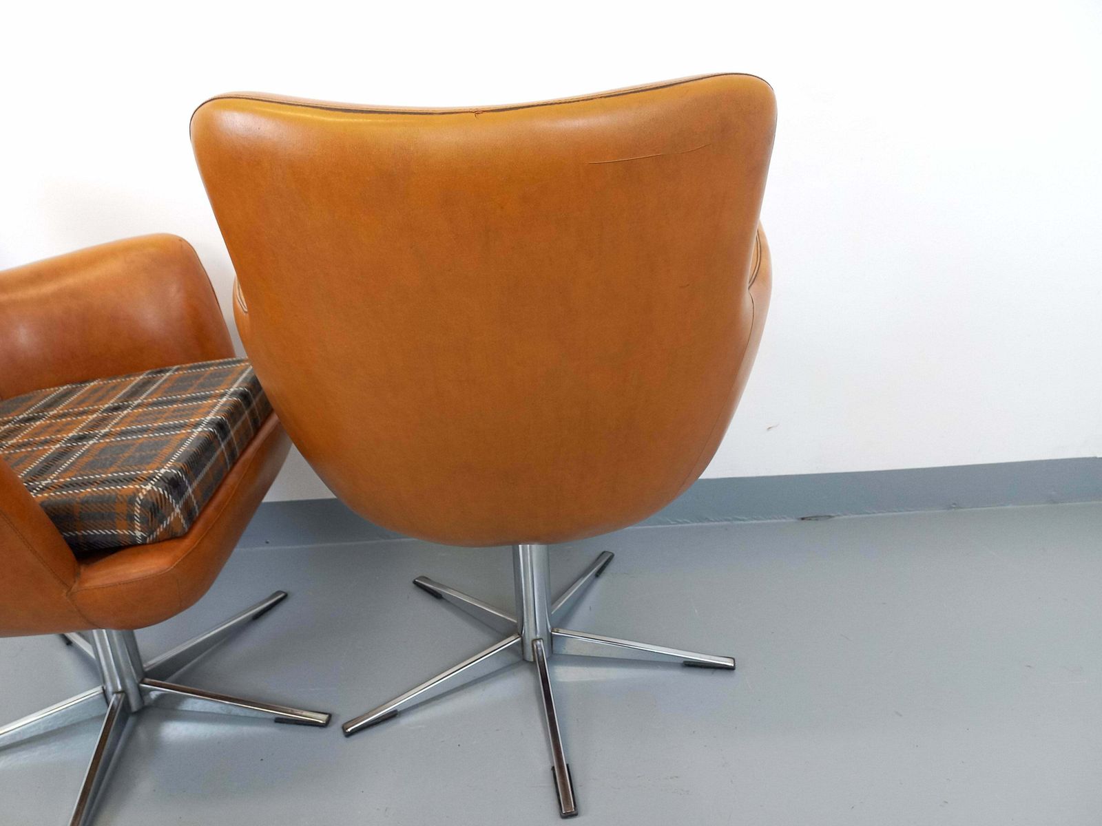 photo buy 2 fauteuils en similicuir, années 1970