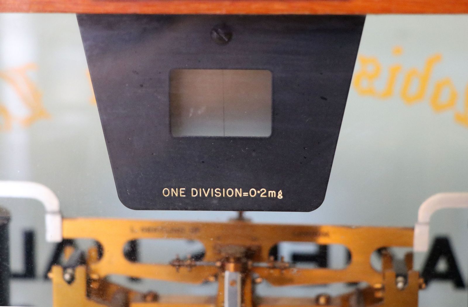 photo furniture A Set Of Chemist’s Precision Beam Scales, Later Sign Written For The Worshipful Company Of Scientific Instrument Makers.