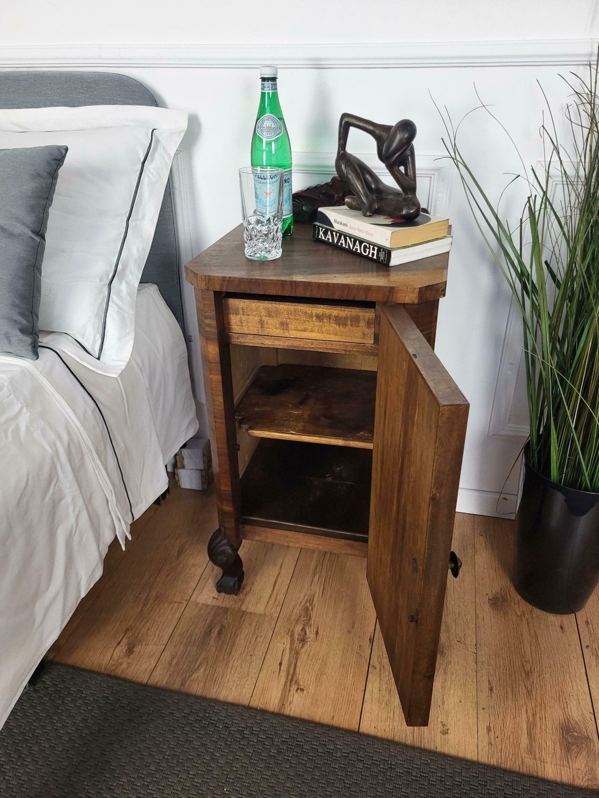 Pair Of Italian Art Deco Night Stands Bed Side Tables In Burl Walnut photo for sale