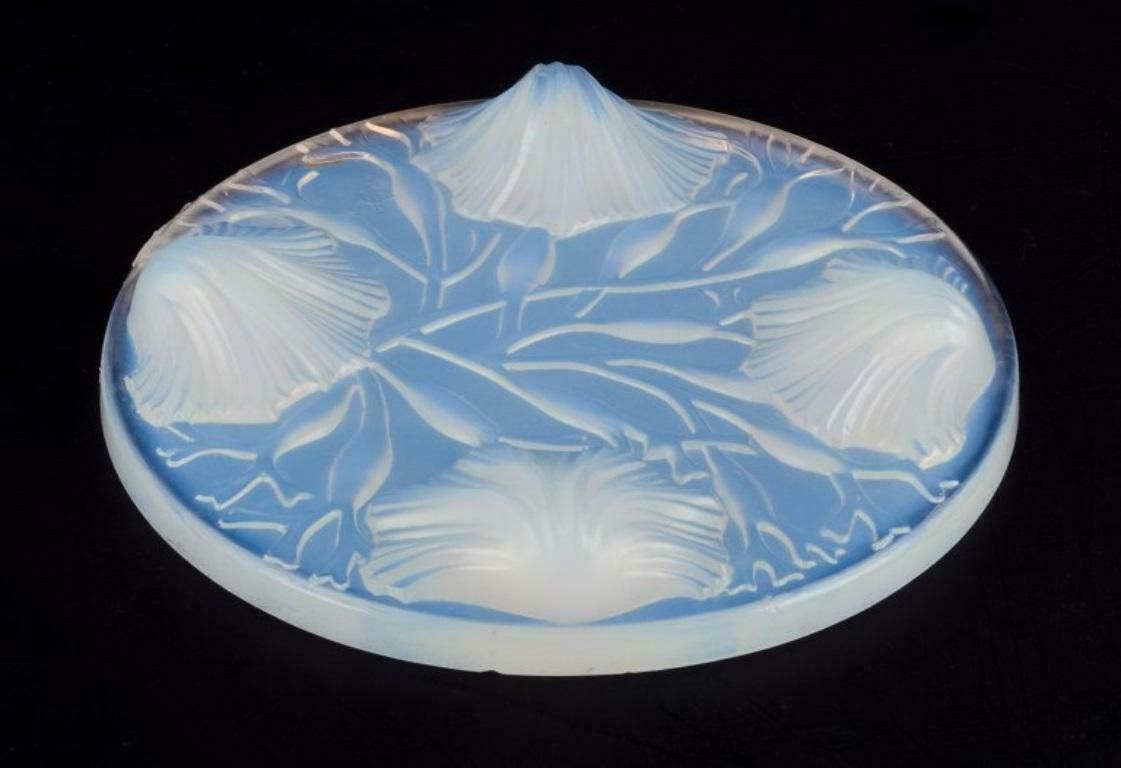Verlys, France. Covered Bowl In Art Glass. Art Deco Opaline Glass. 1930s photo 161.0