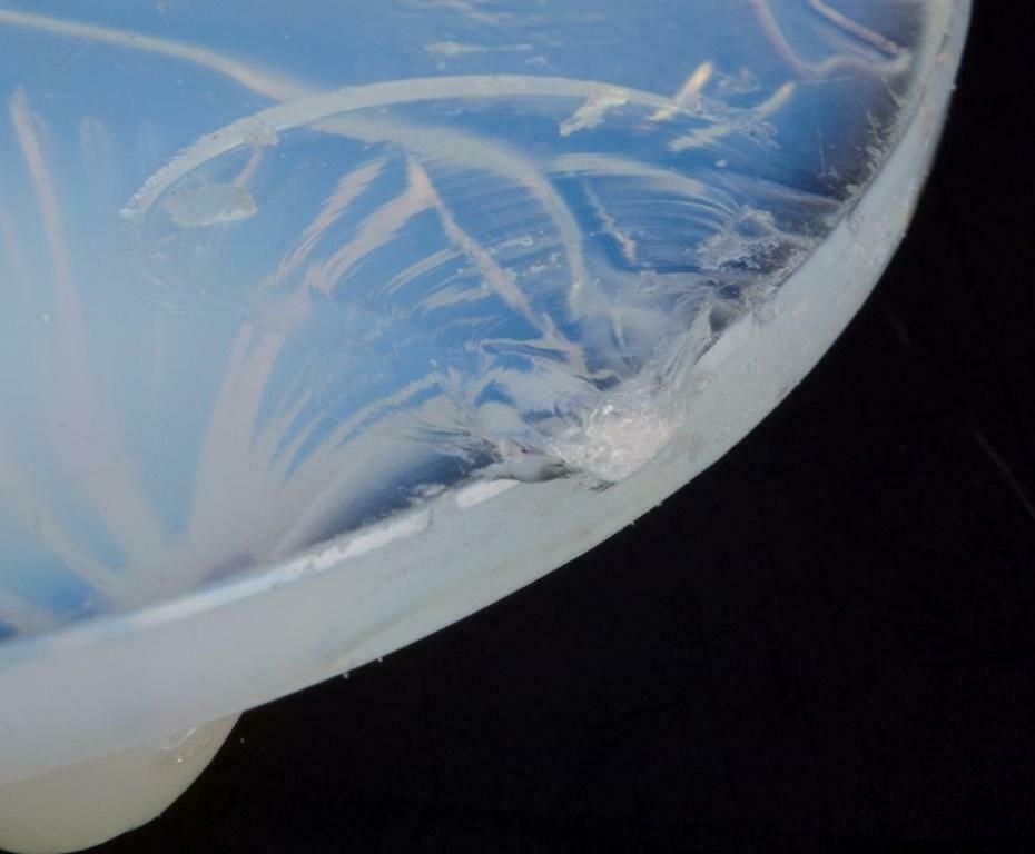 Verlys, France. Covered Bowl In Art Glass. Art Deco Opaline Glass. 1930s photo vinterior