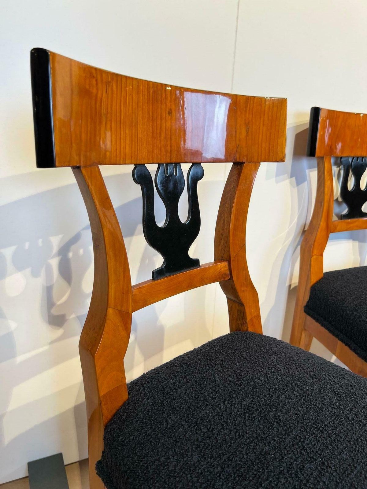photo vintage Set Of Four Biedermeier Chairs, Cherry Veneer, South Germany Circa 1830
