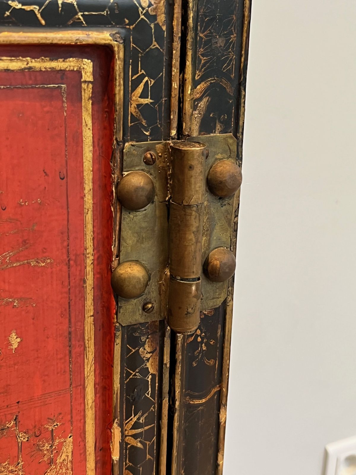 photo vintage Lacquered Wood Cabinet With Chinese Decors