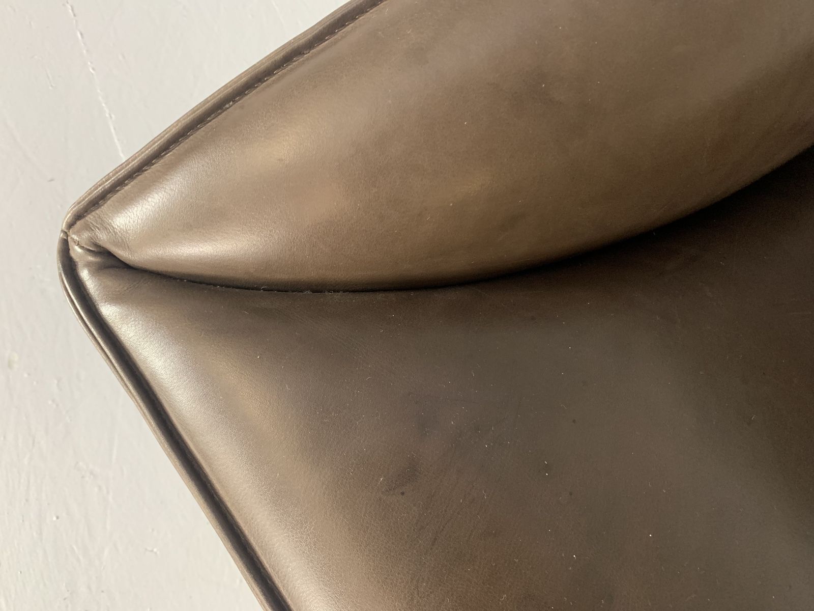 2400.0 Molteni & C “Doda” Armchair – In Pale Walnut Brown Leather photo