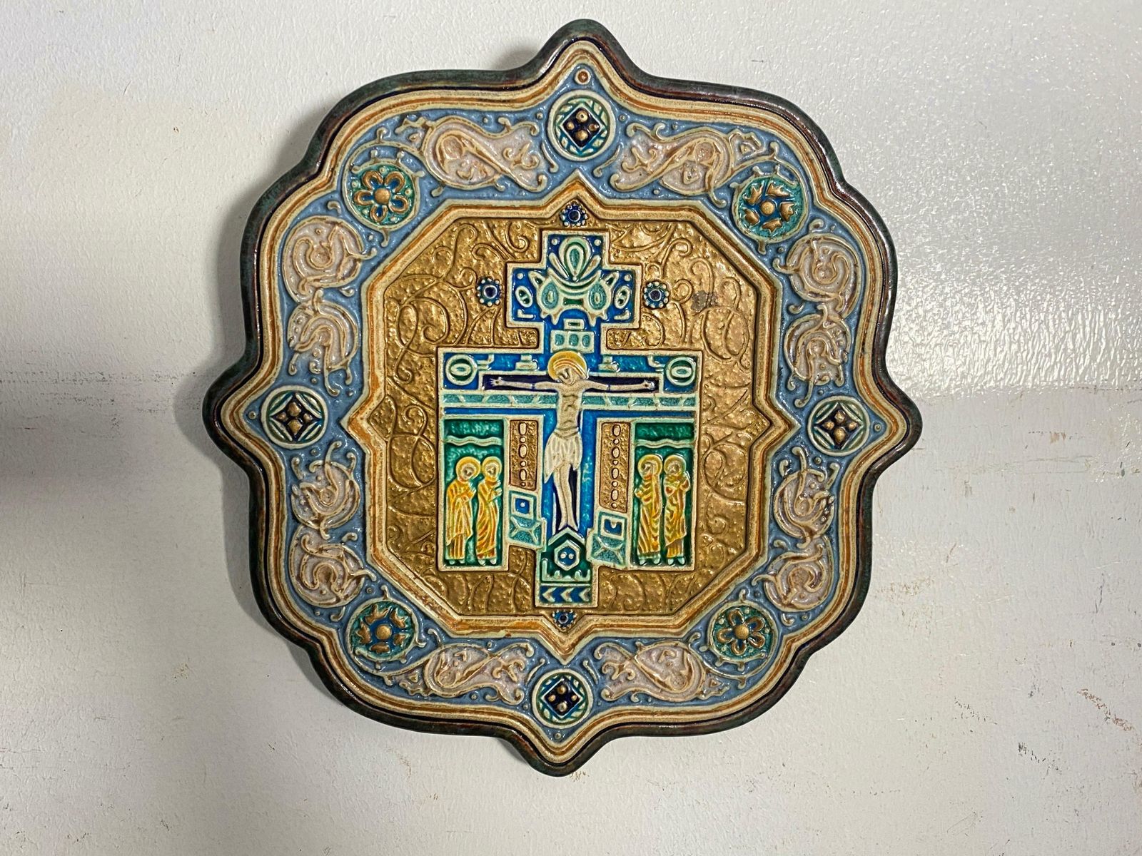 photo for sale Large Wall Decorative Dish In Majolica Green Brown Color Henriot Quimper France