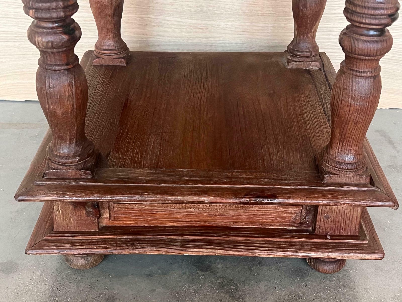 photo for sale Paire de tables d'appoint ou tables basses brutalistes espagnoles en noyer, avec tablette basse