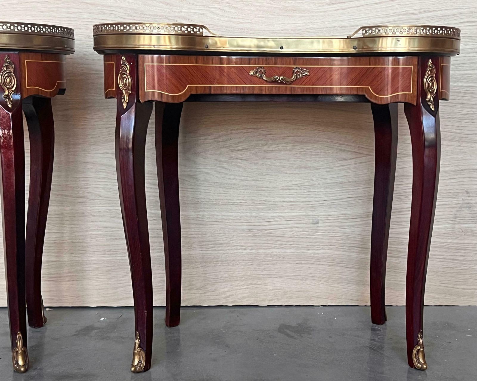 Paire de tables de chevet françaises en rognon de style Louis XVI, vers 1910 photo Mobilier