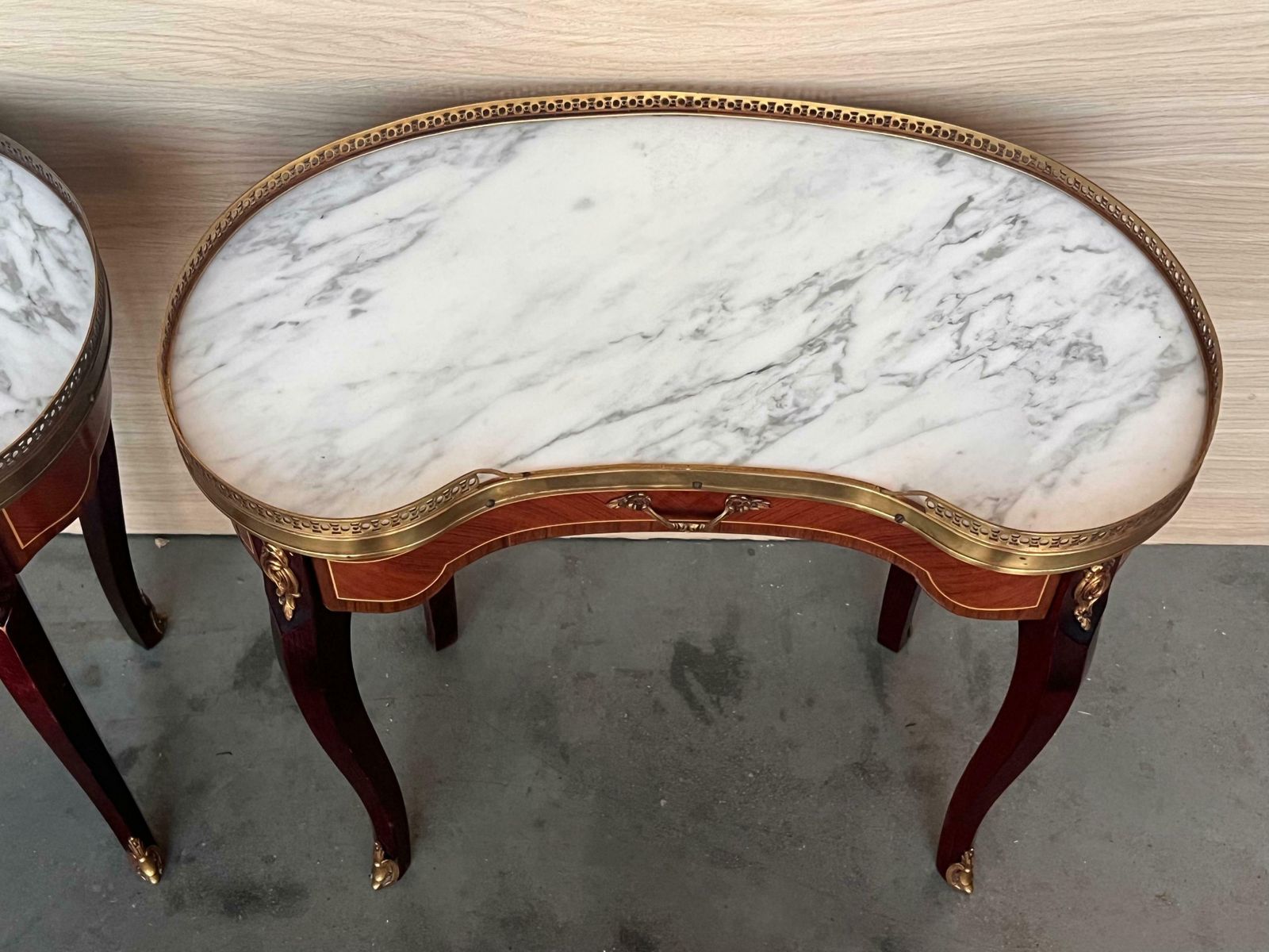 Paire de tables de chevet françaises en rognon de style Louis XVI, vers 1910 photo 2662.0