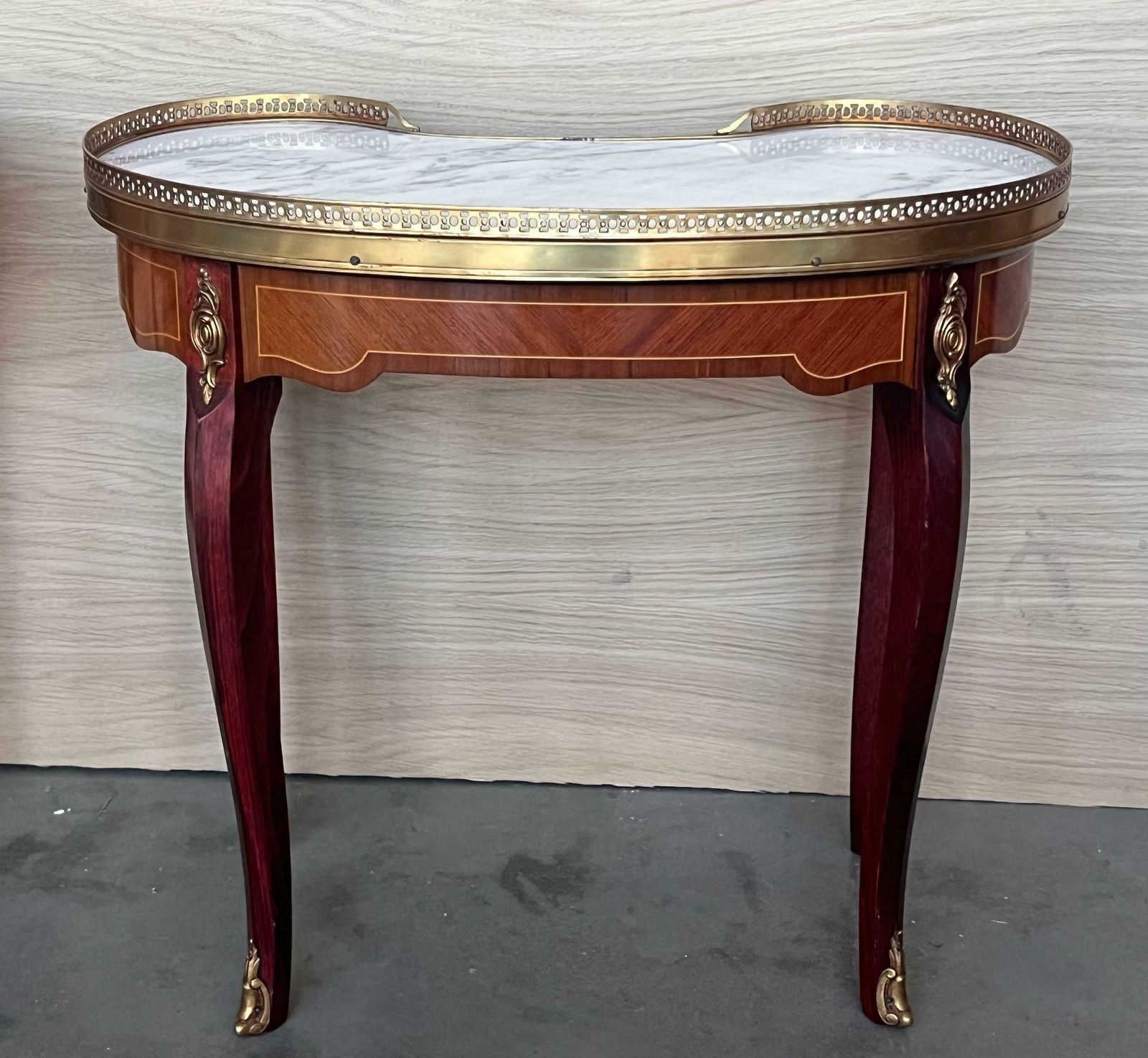 Paire de tables de chevet françaises en rognon de style Louis XVI, vers 1910 photo vintage