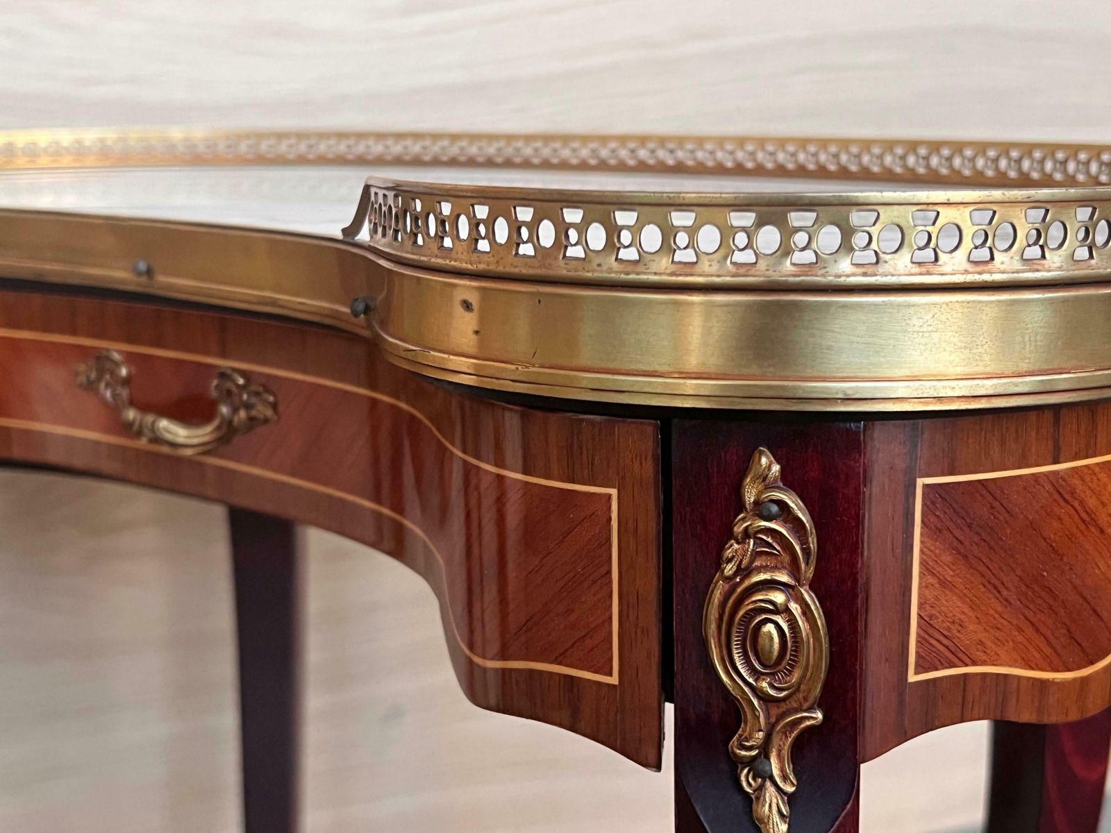 photo furniture Paire de tables de chevet françaises en rognon de style Louis XVI, vers 1910