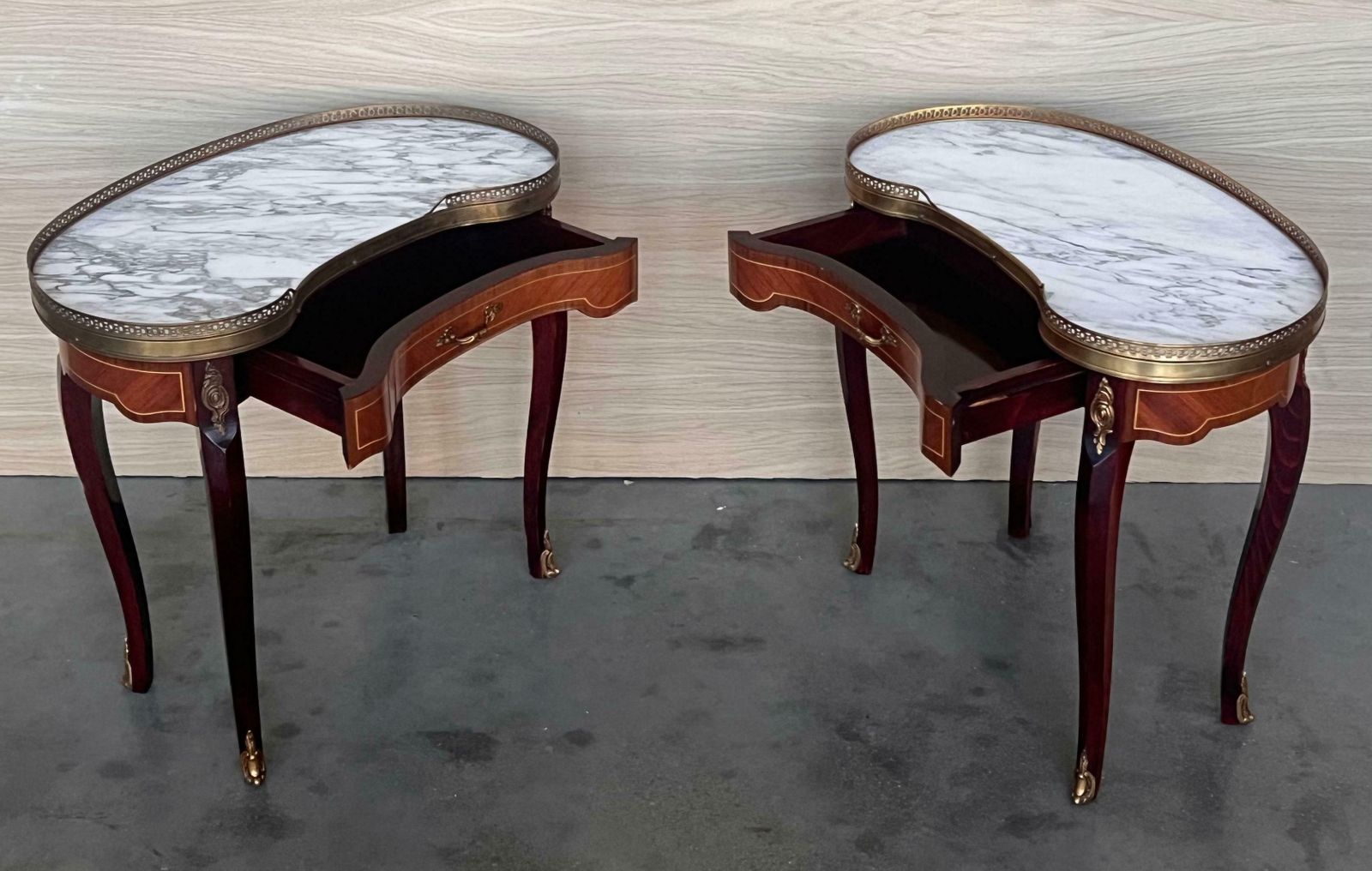 Mobilier Paire de tables de chevet françaises en rognon de style Louis XVI, vers 1910 photo