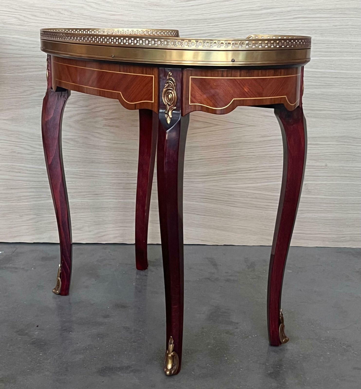 2662.0 Paire de tables de chevet françaises en rognon de style Louis XVI, vers 1910 photo