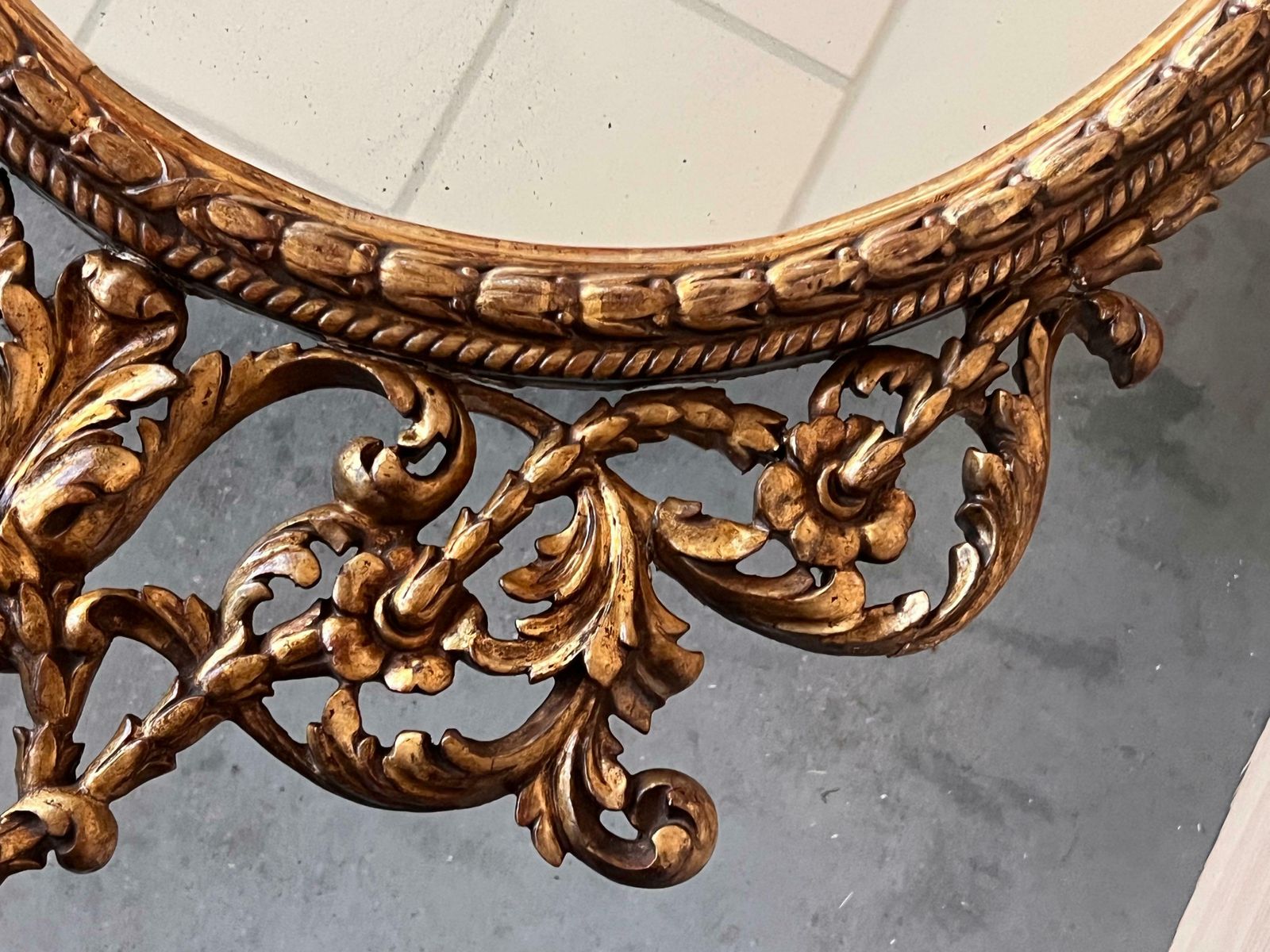 Miroir ovale doré, fin du XVIIIe siècle photo vinterior