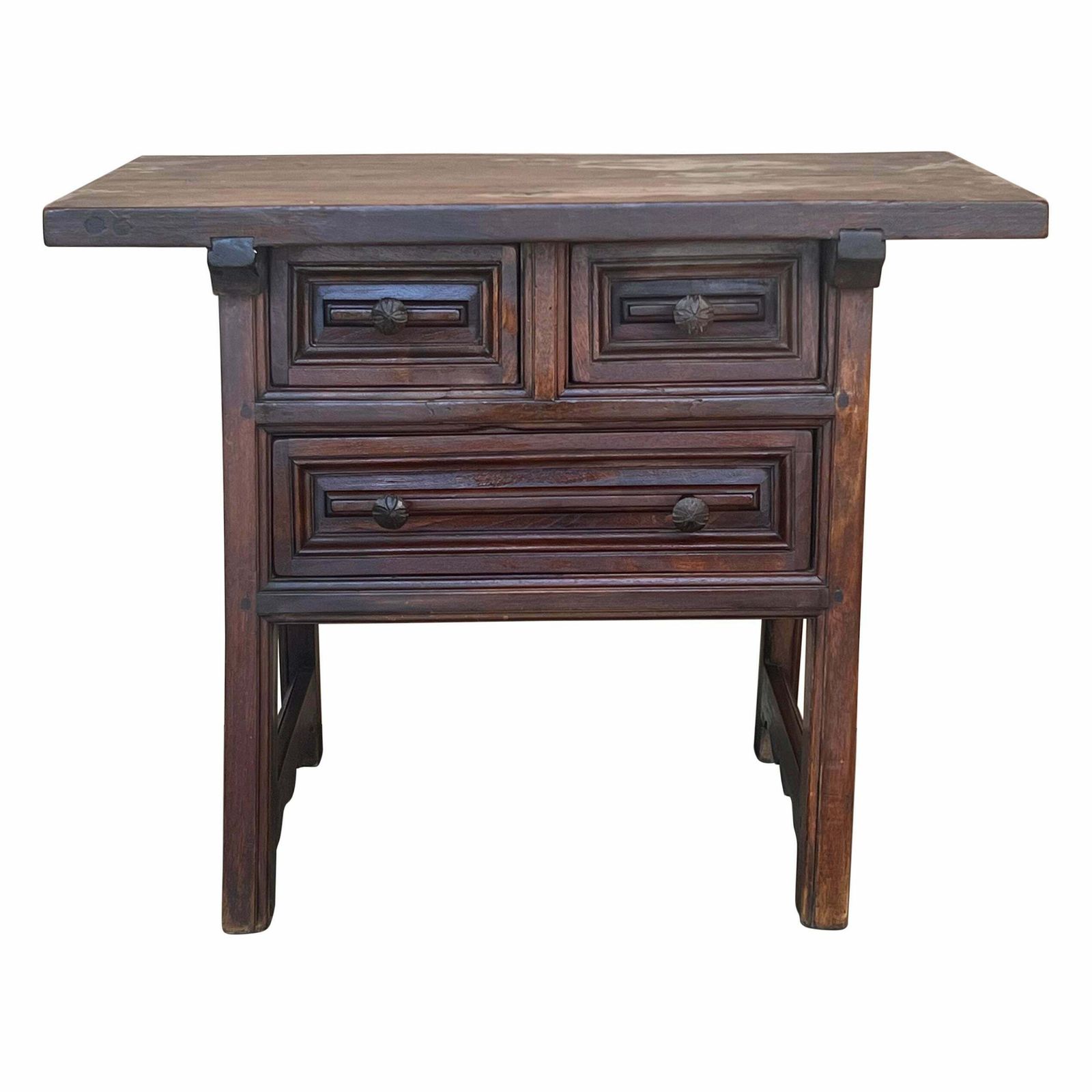 Table de chevet rustique à trois tiroirs, artisanale des Pyrénées, XIXe siècle