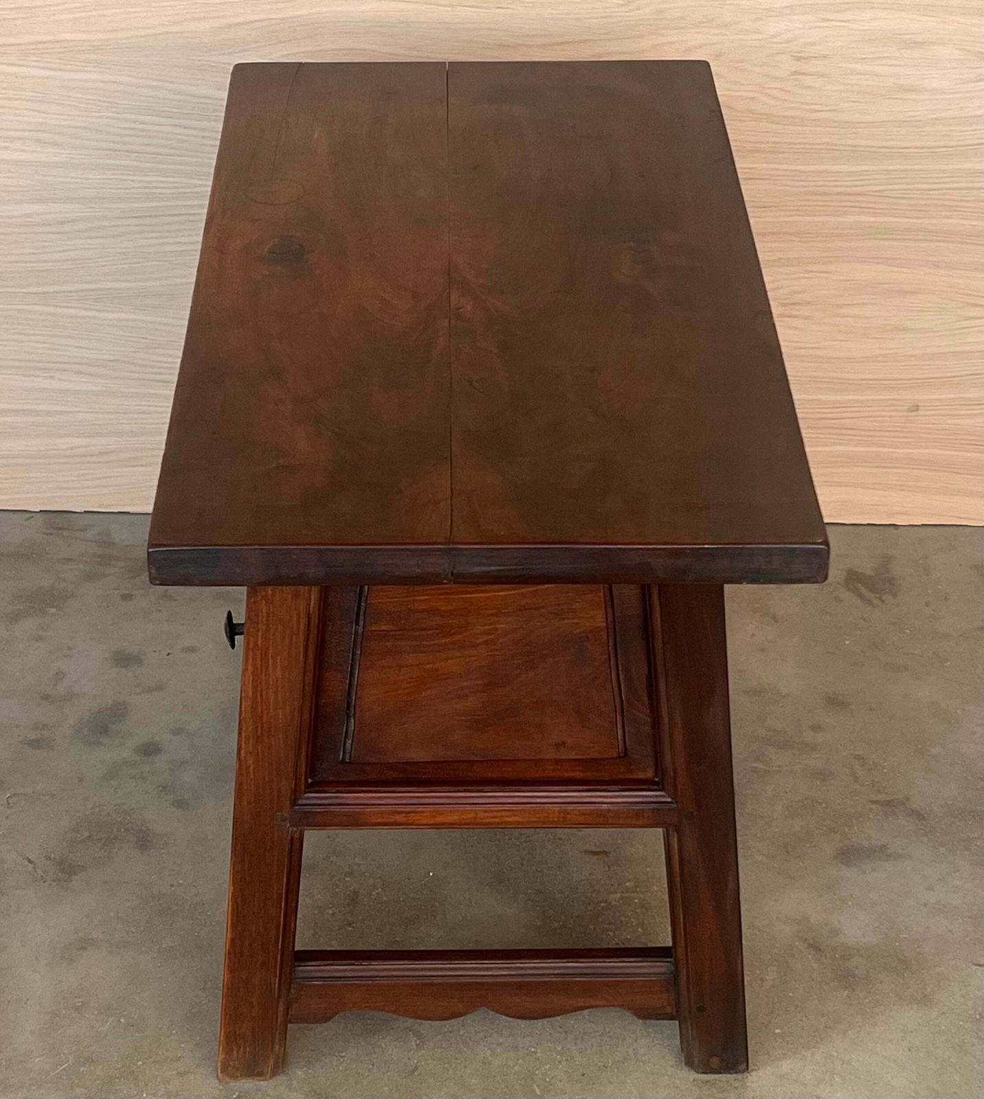 photo furniture Table de chevet rustique à trois tiroirs, artisanale des Pyrénées, XIXe siècle