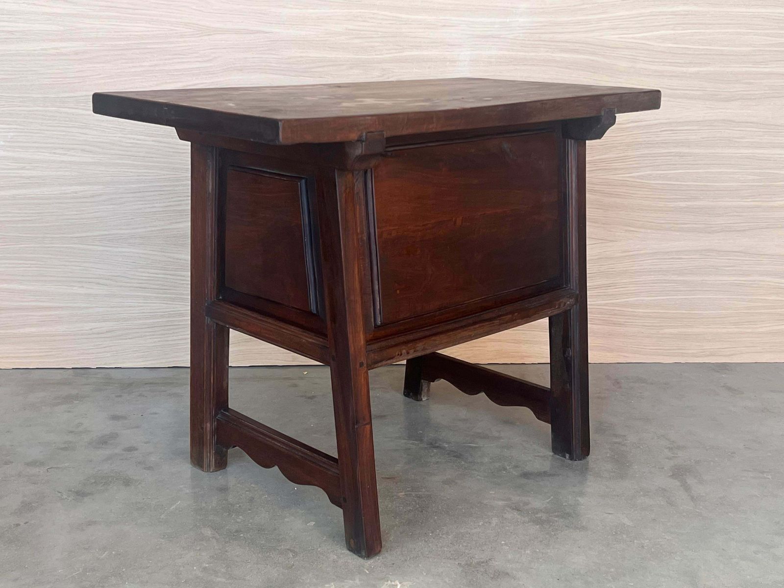 photo vinterior Table de chevet rustique à trois tiroirs, artisanale des Pyrénées, XIXe siècle