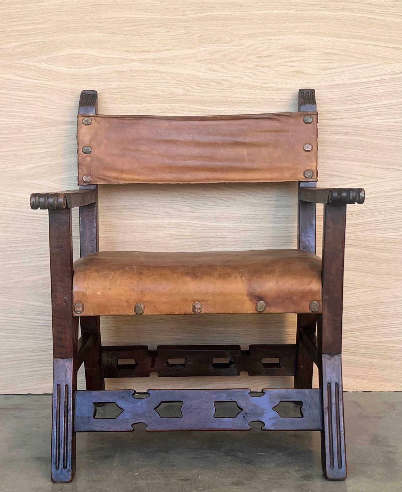 Paire de fauteuils coloniaux espagnols sculptés, assise et dossier en cuir, XIXe siècle photo for sale