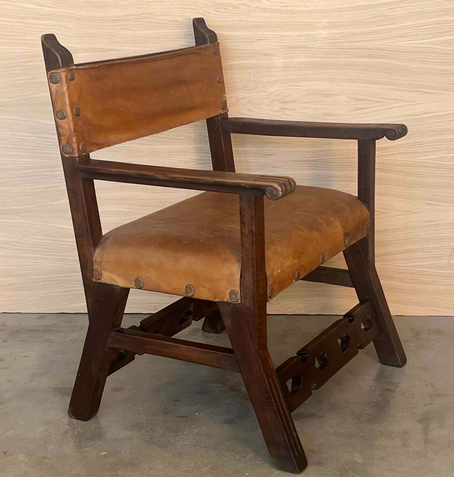 Paire de fauteuils coloniaux espagnols sculptés, assise et dossier en cuir, XIXe siècle photo vintage