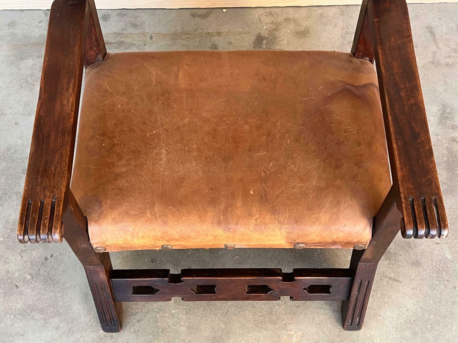 2755.0 Paire de fauteuils coloniaux espagnols sculptés, assise et dossier en cuir, XIXe siècle photo
