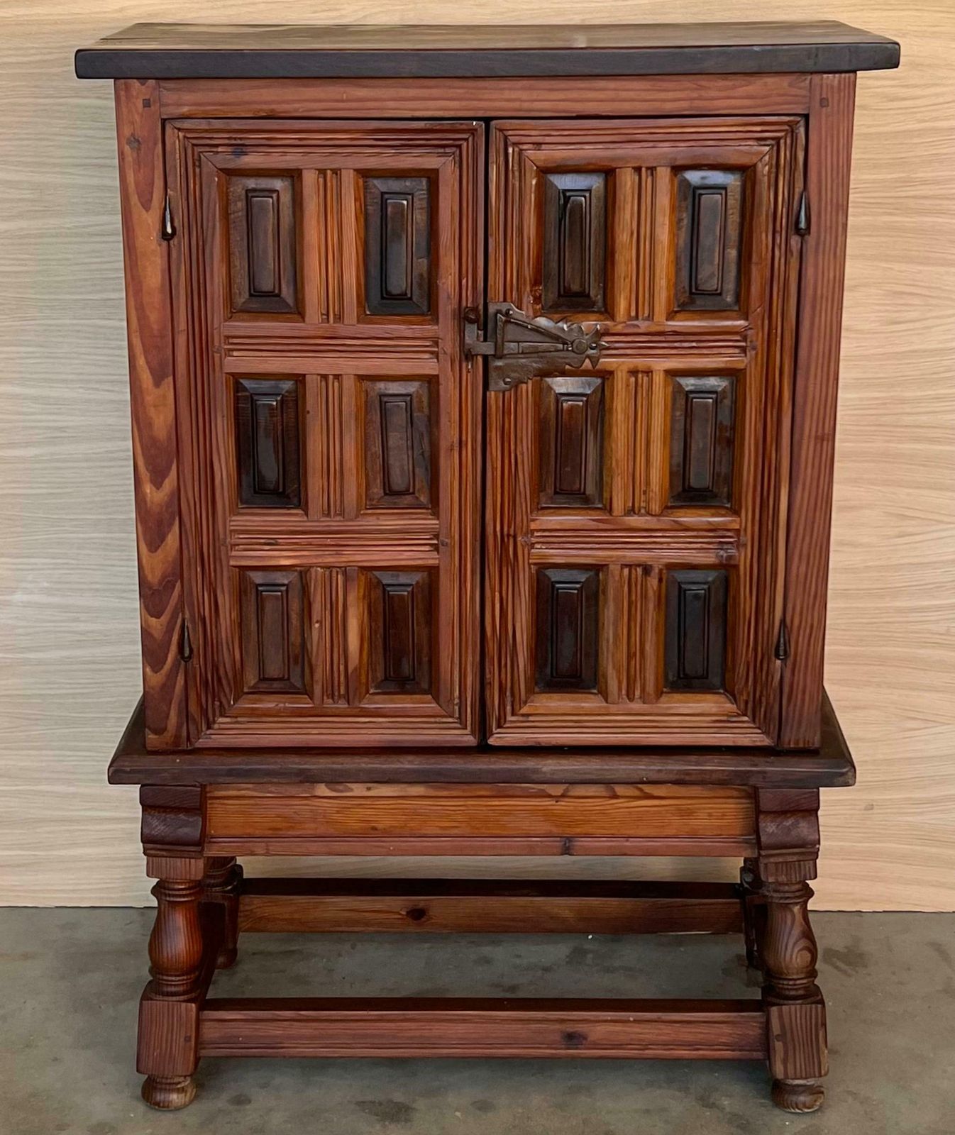 Cabinet bar espagnol de style baroque en noyer sculpté, années 1940 photo for sale