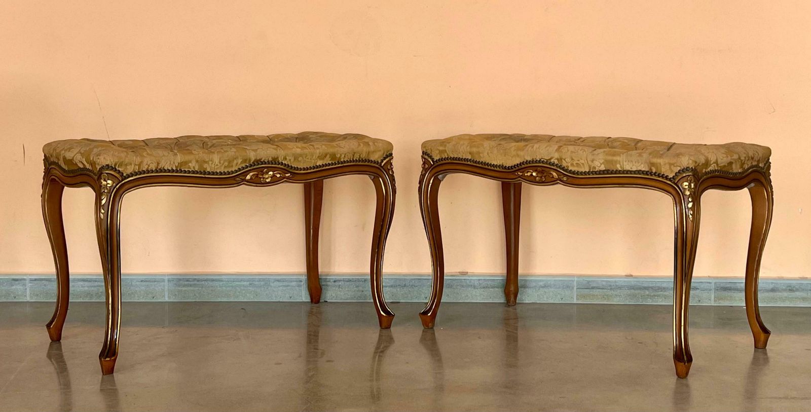 Paire de banquettes françaises capitonnées à pieds en cabriole photo Mobilier