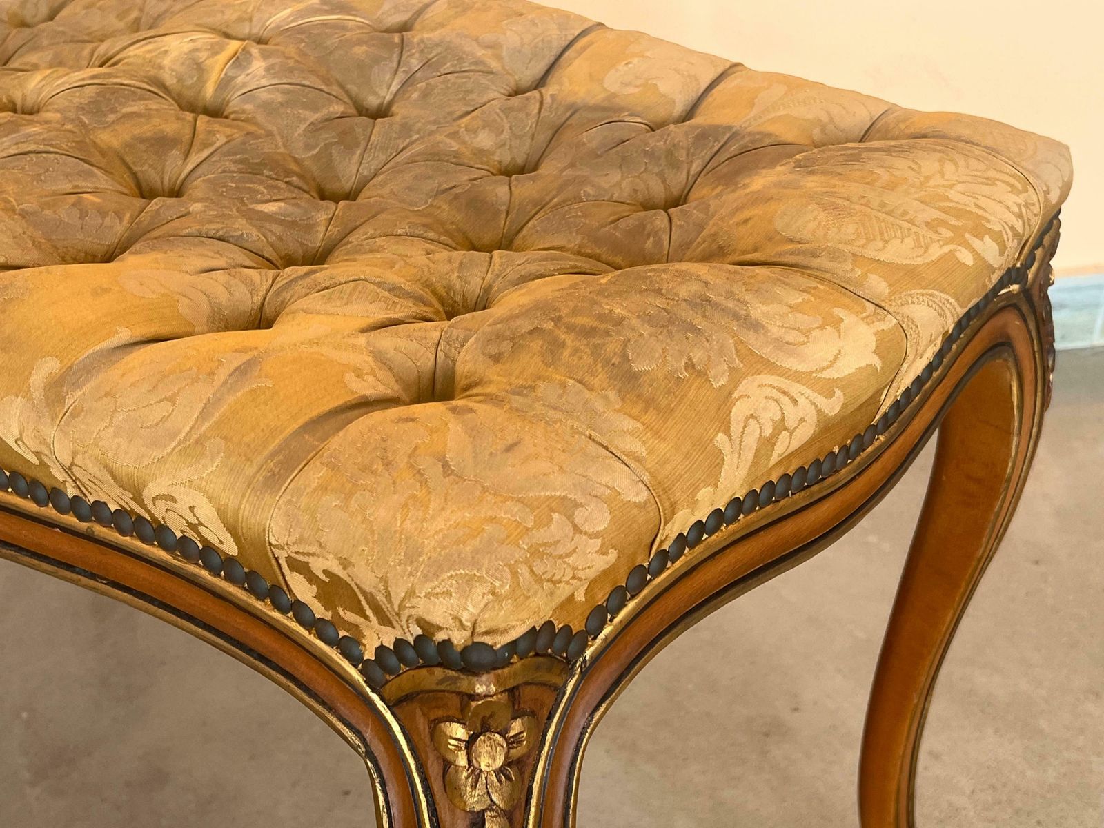 photo buy Paire de banquettes françaises capitonnées à pieds en cabriole