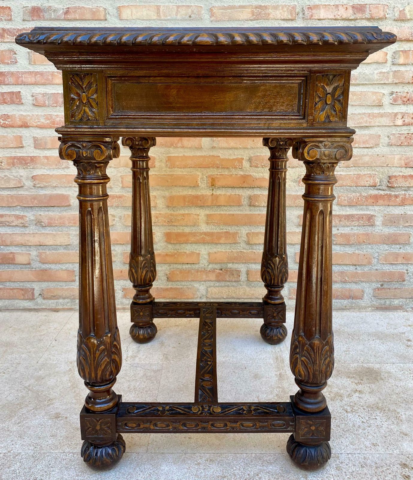 Table d'appoint espagnole en noyer sculpté, avec un tiroir, début du XXe siècle, années 1940 photo 1828.0