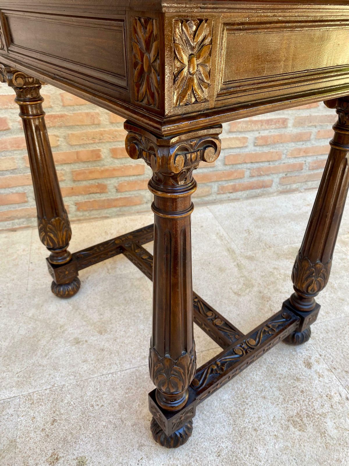 photo for sale Table d'appoint espagnole en noyer sculpté, avec un tiroir, début du XXe siècle, années 1940