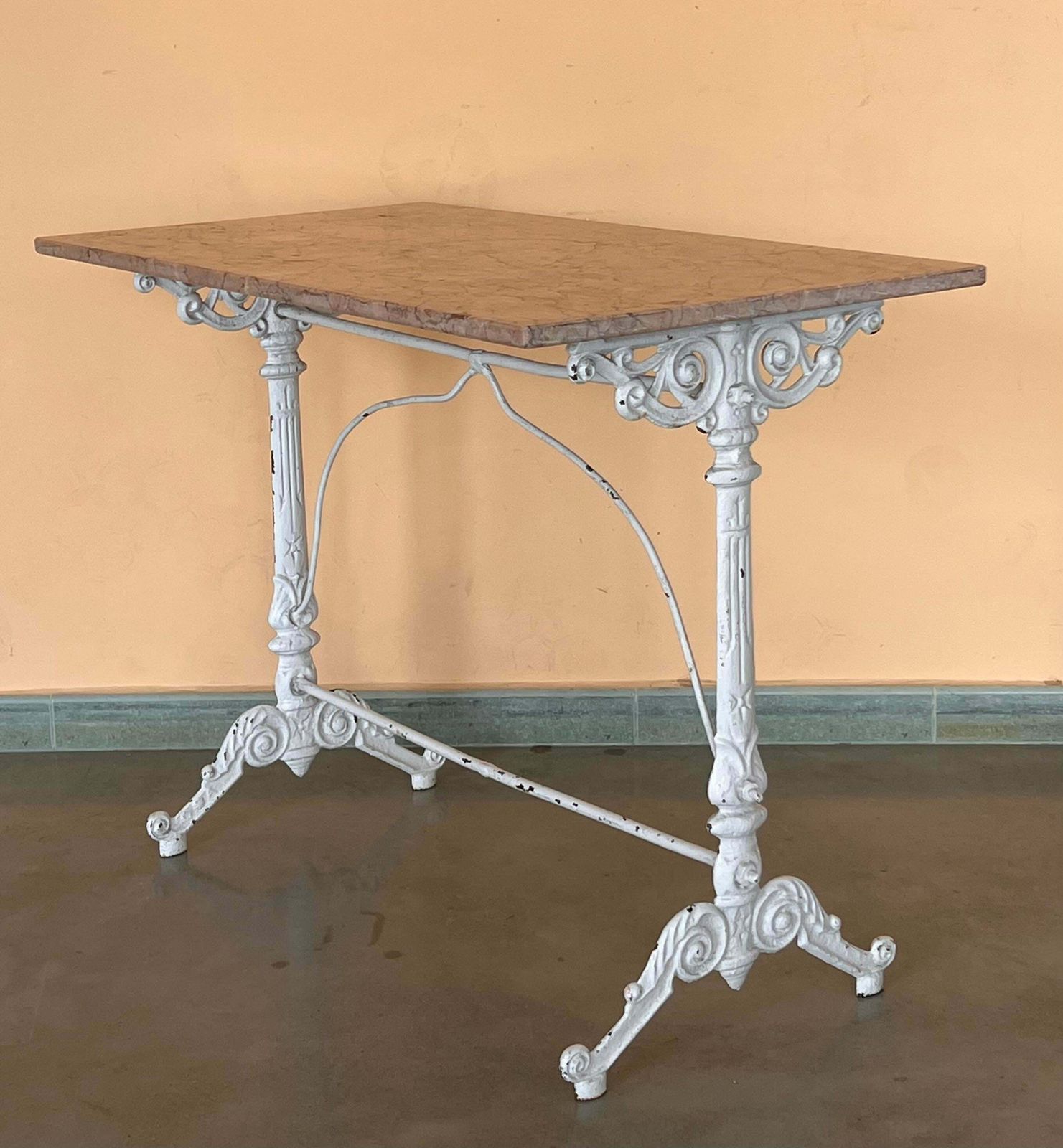 Table de bistrot française en fonte pleine avec plateau en marbre rose photo 2036.0