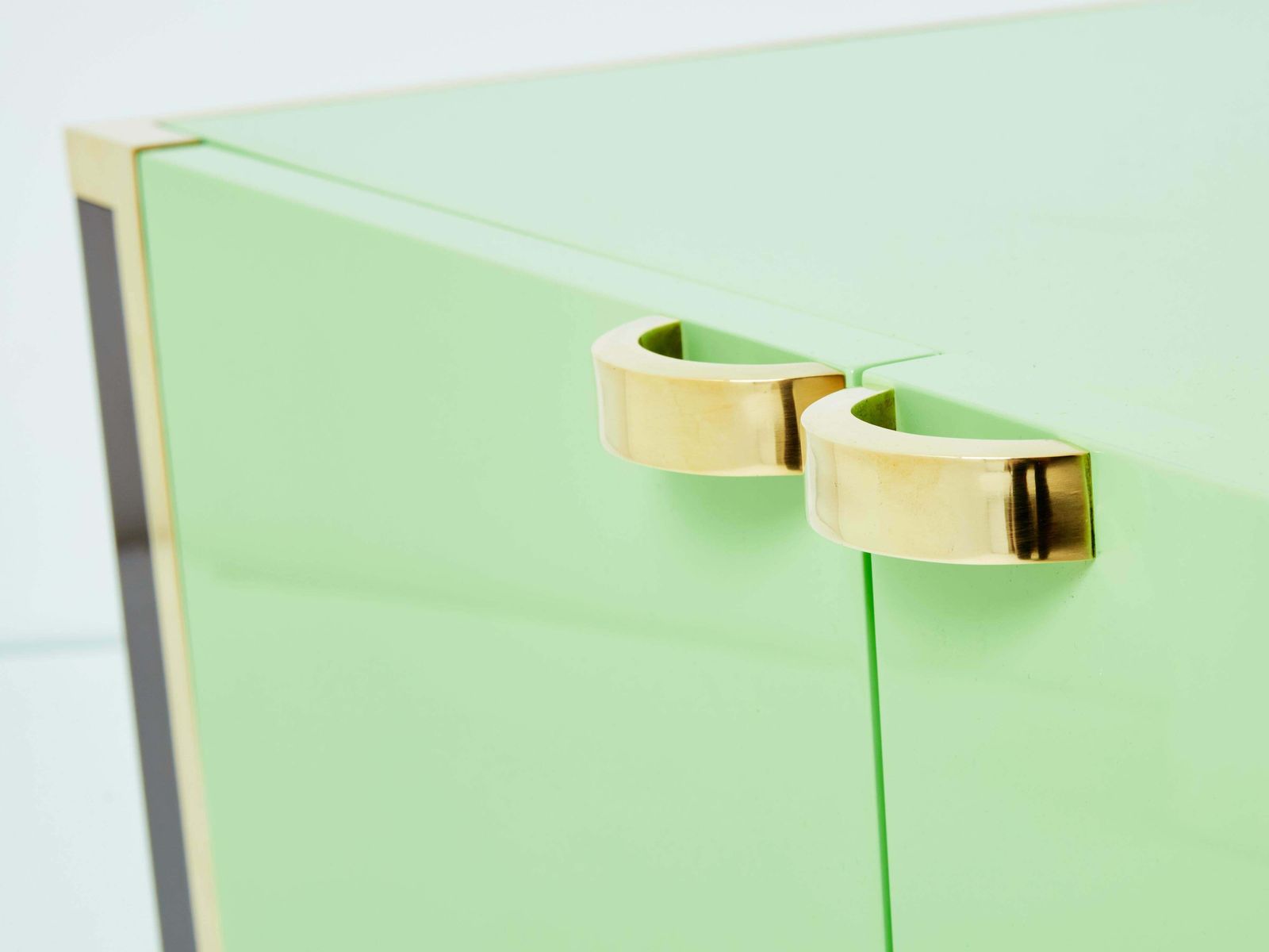 Mobilier Paire de petites commodes J.C. Mahey en laque verte et laiton, années 1970 photo