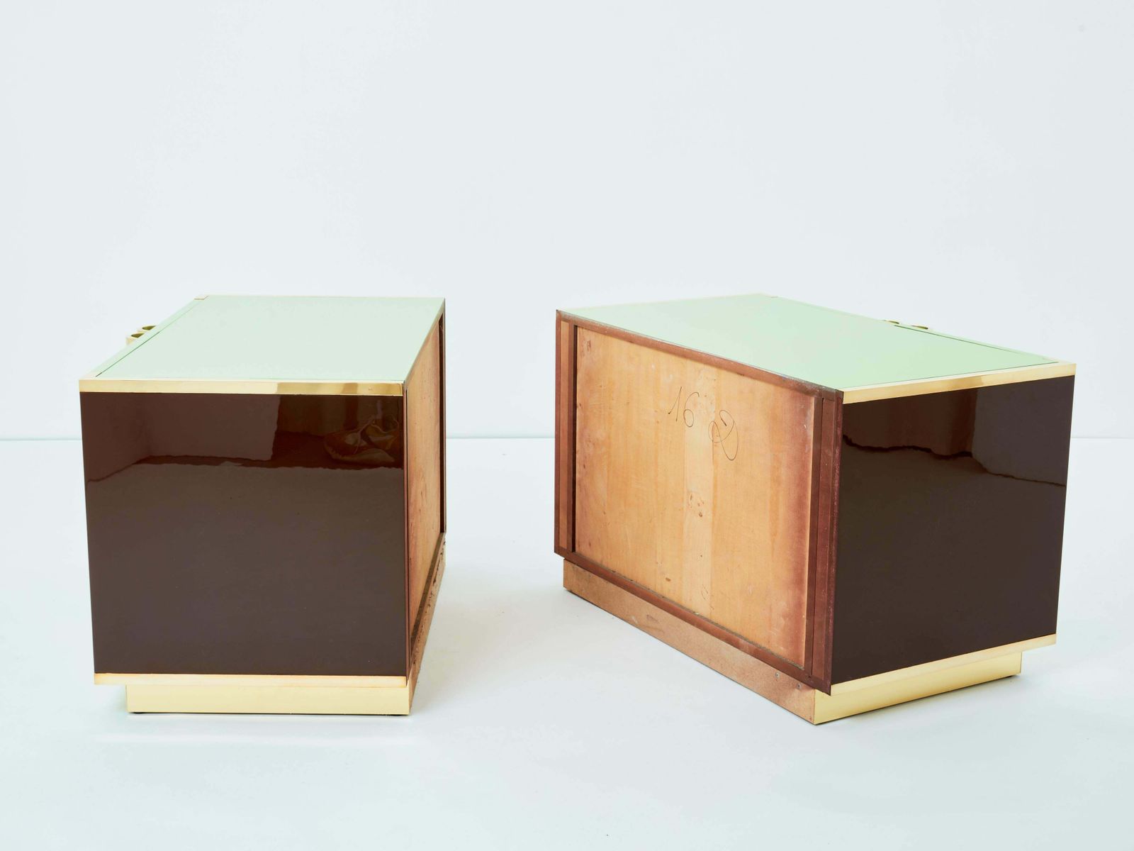 photo vinterior Paire de petites commodes J.C. Mahey en laque verte et laiton, années 1970
