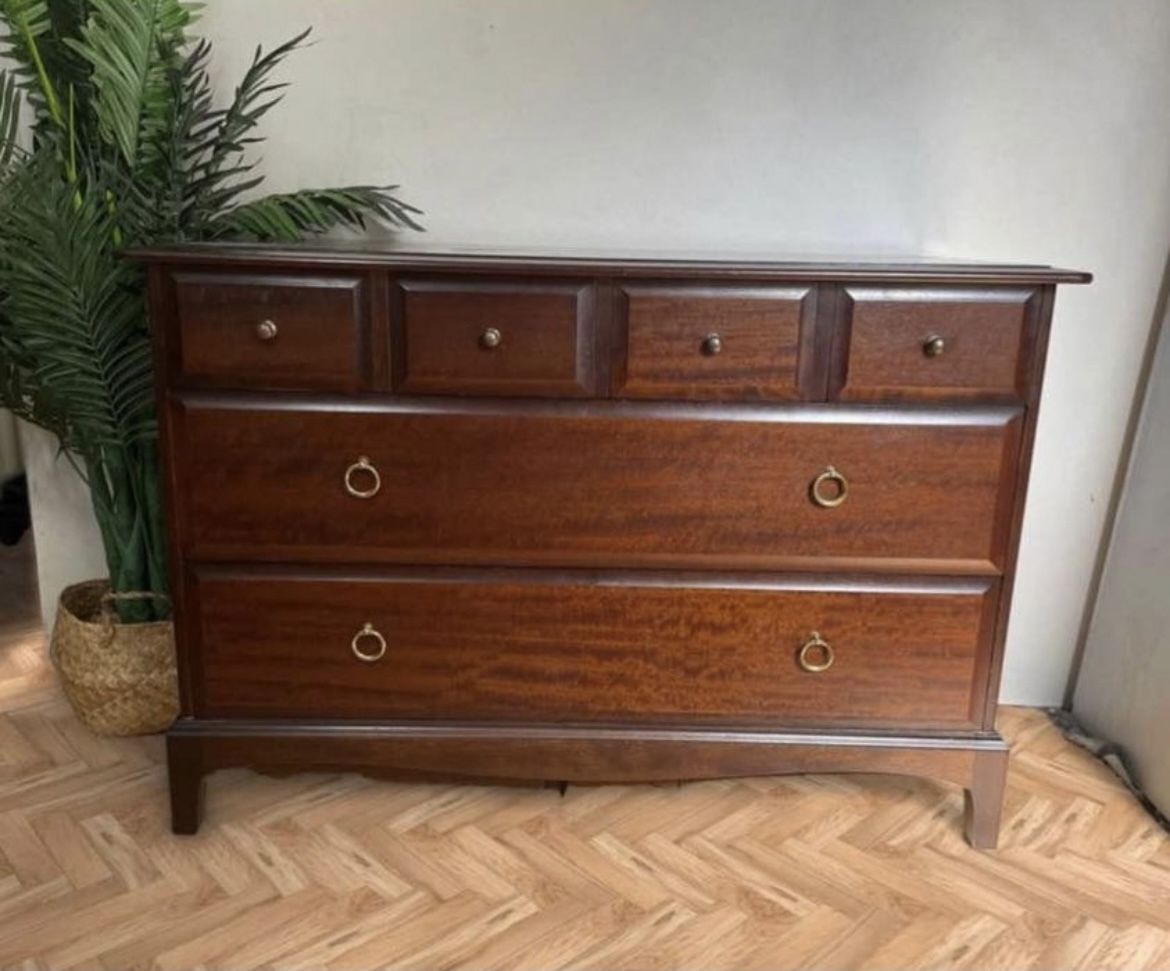Stag Minstrel 6 Drawer Mahogany Low Wide Chest photo 300.0