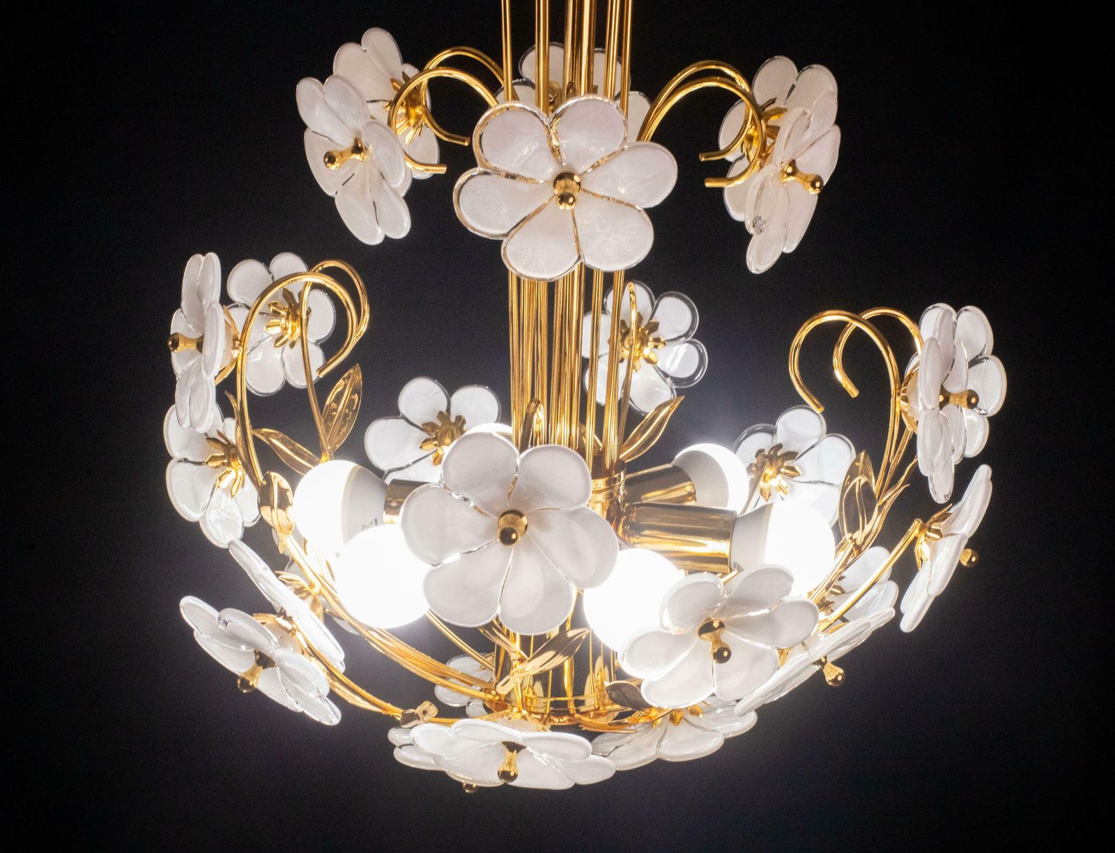 photo vinterior Spectacular Murano Chandelier Full Of White Flowers, New Bath Gold, 1980s