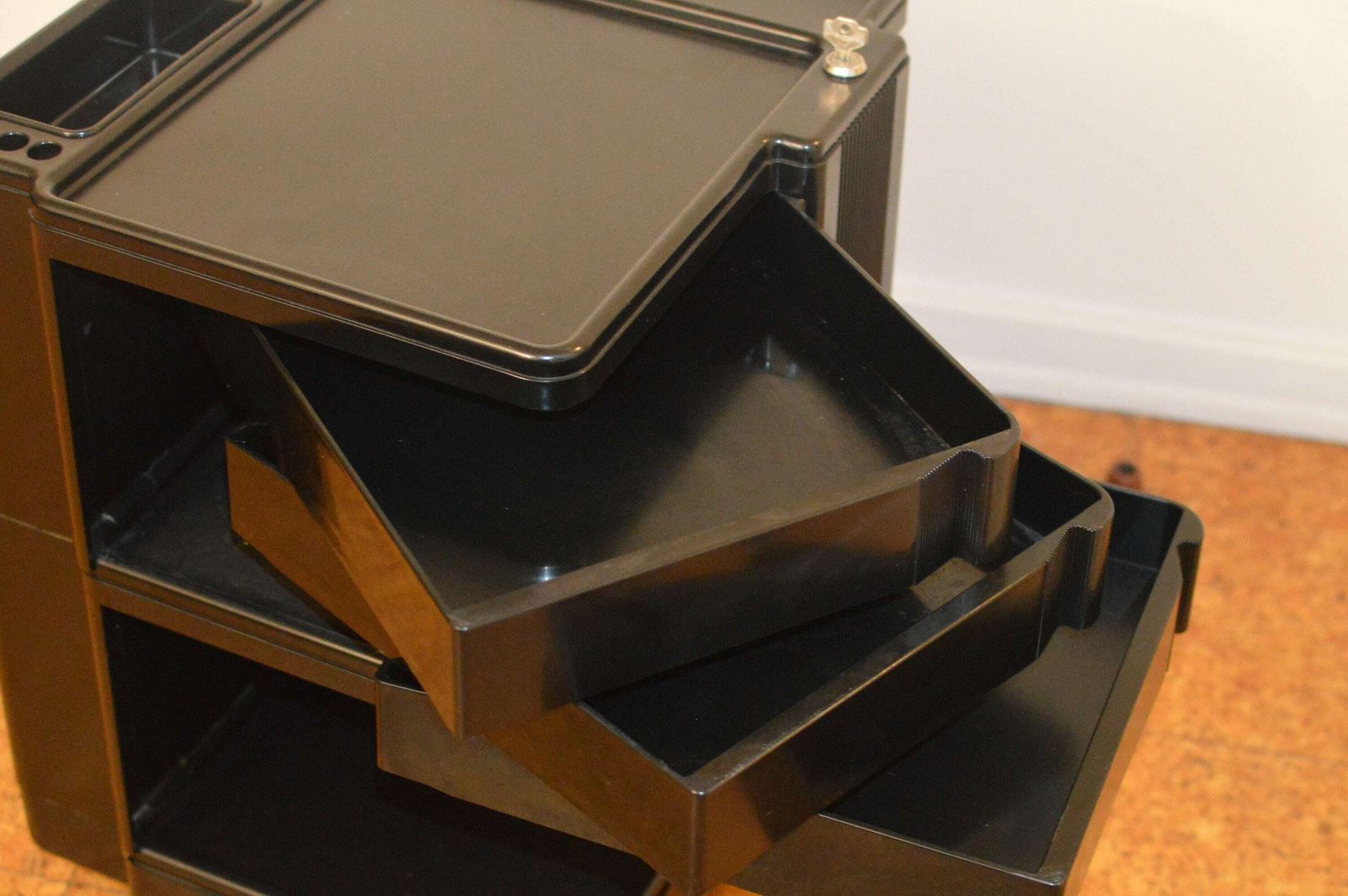 photo furniture Vintage Trolley Version With 3 Drawers Italy, Black Trolley Design By Joe Colombo (?)1970s