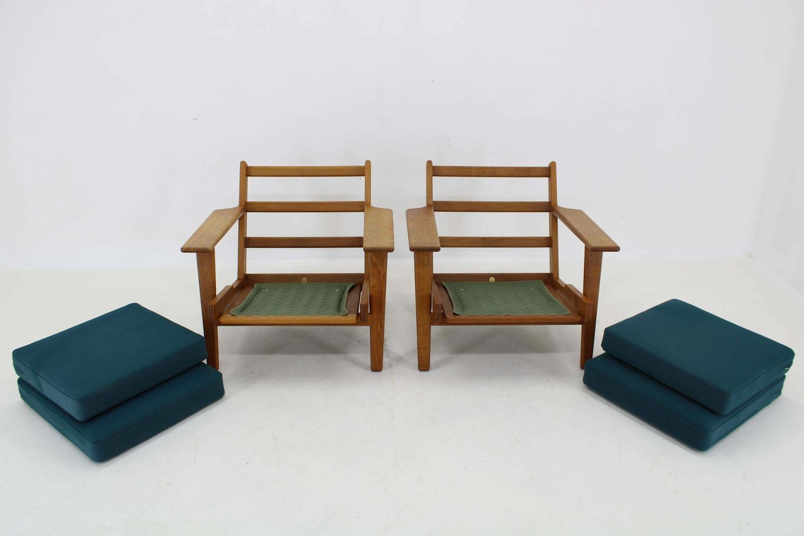 6058.0 1960s Hans J. Wegner Pair Of Ge 290 Armchairs In Oak For Getama, Denmark photo