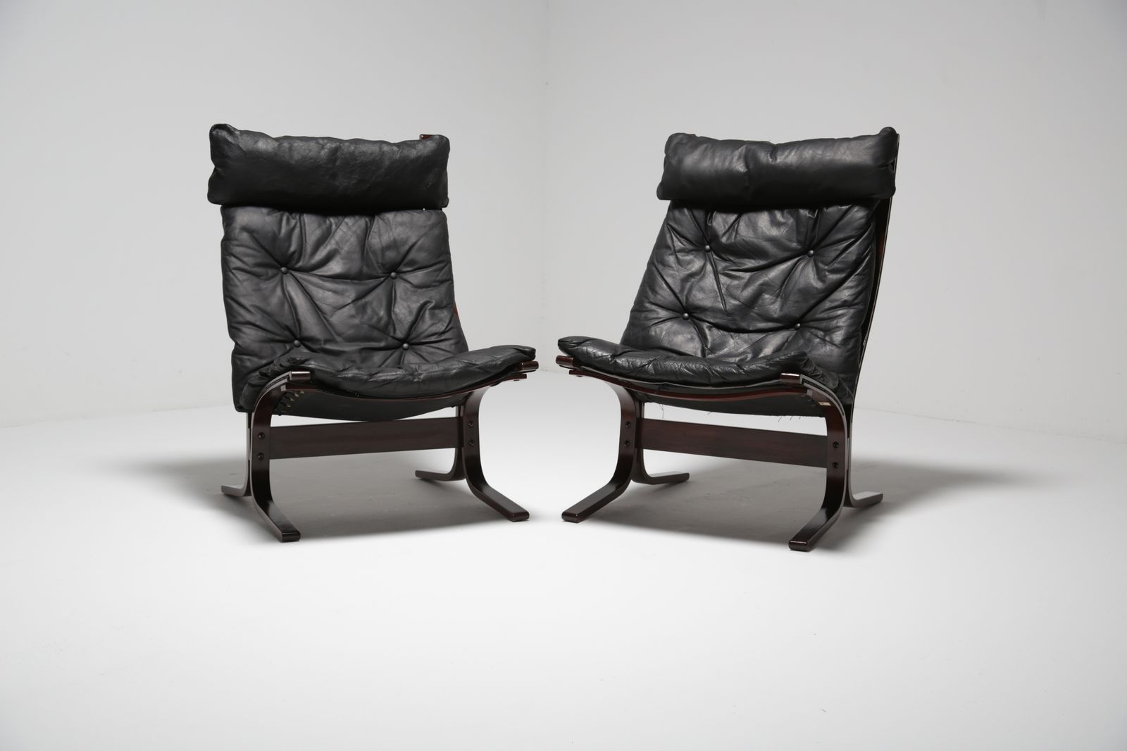 Paar Zwartleren Lounge Stoelen Met Voetenbank "Siesta" Van Ingmar Relling Voor Westnofa, Noorwegen, Jaren 1960. photo Meubels