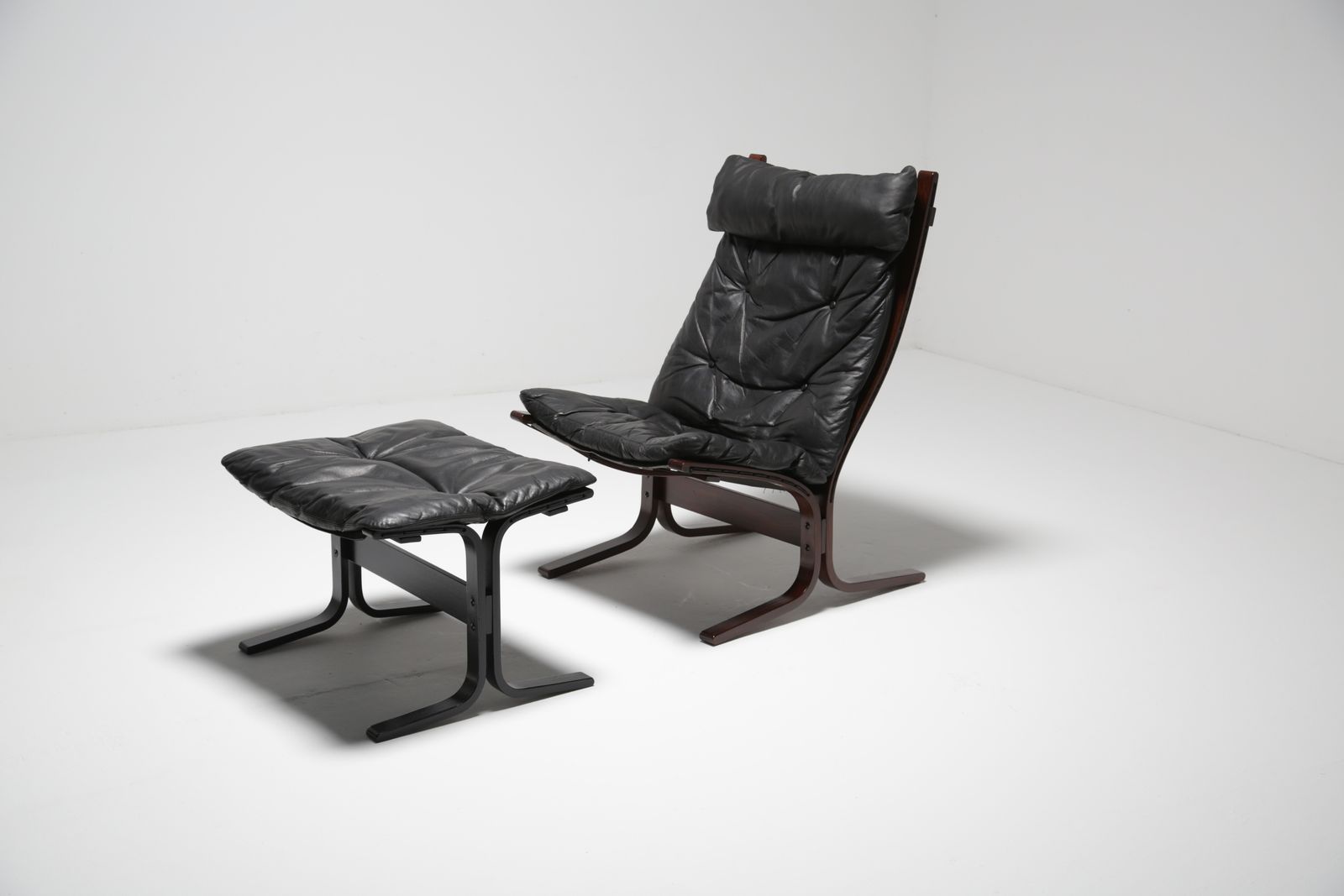 1950.0 Paar Zwartleren Lounge Stoelen Met Voetenbank "Siesta" Van Ingmar Relling Voor Westnofa, Noorwegen, Jaren 1960. photo