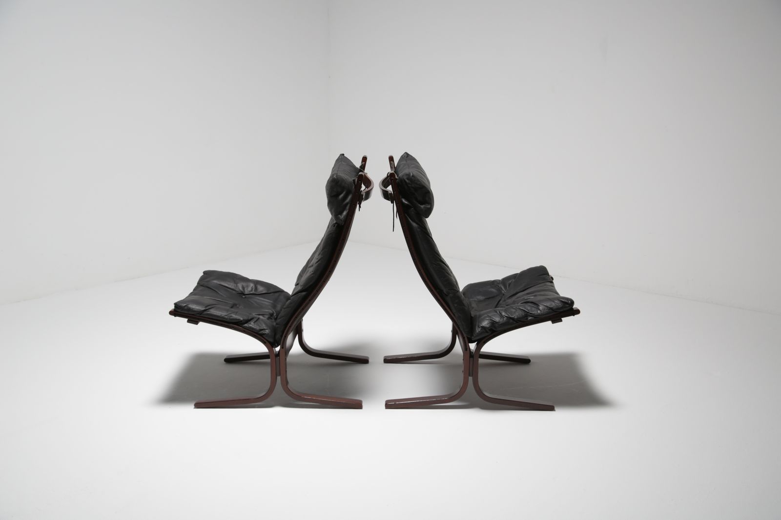 photo buy Pair Of Black Leather Lounge Chairs And Footstool “Siesta” By Ingmar Relling For Westnofa, Norway, 1960s.