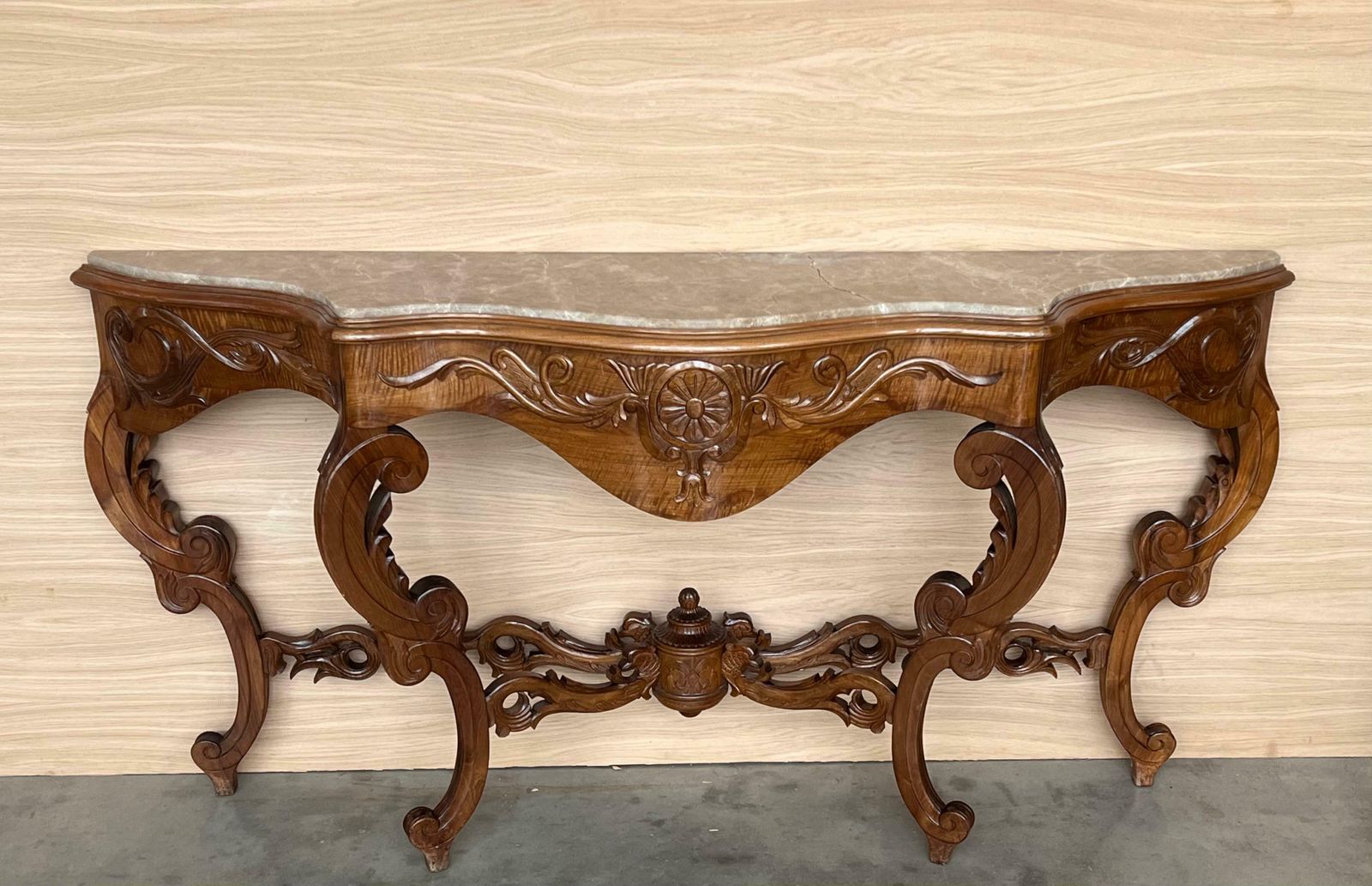 Grande console de style Régence française en noyer sculpté aux bords dorés photo 3208.0