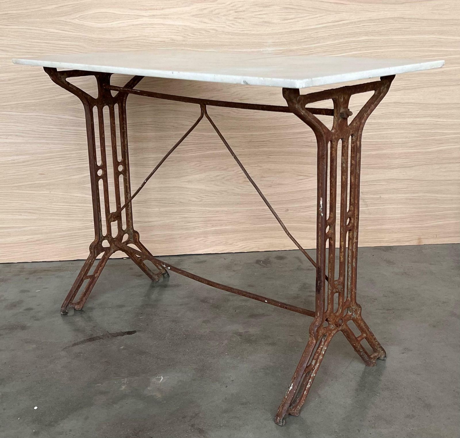 Table de bistrot française en fonte pleine, plateau en marbre photo vinterior