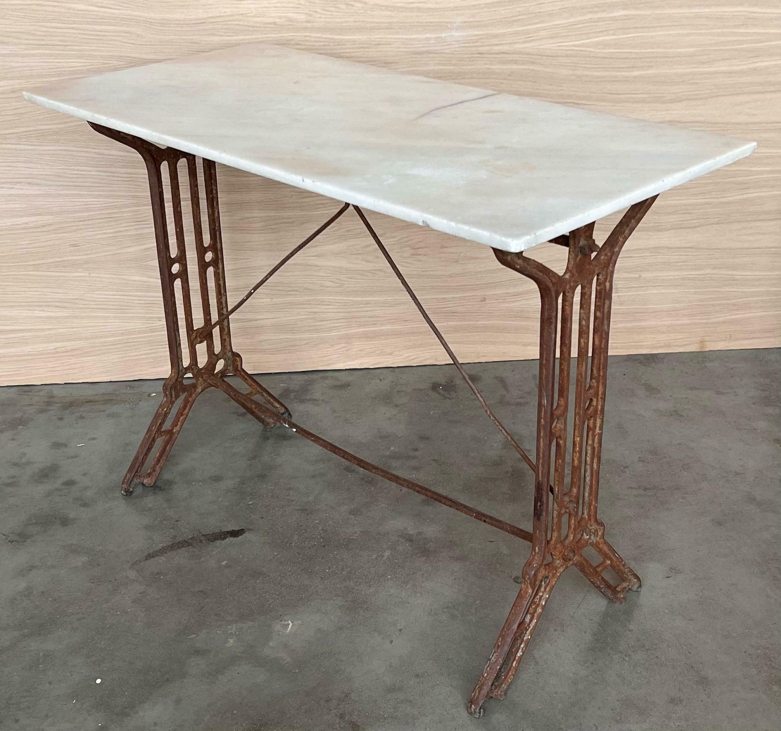 Table de bistrot française en fonte pleine, plateau en marbre photo buy